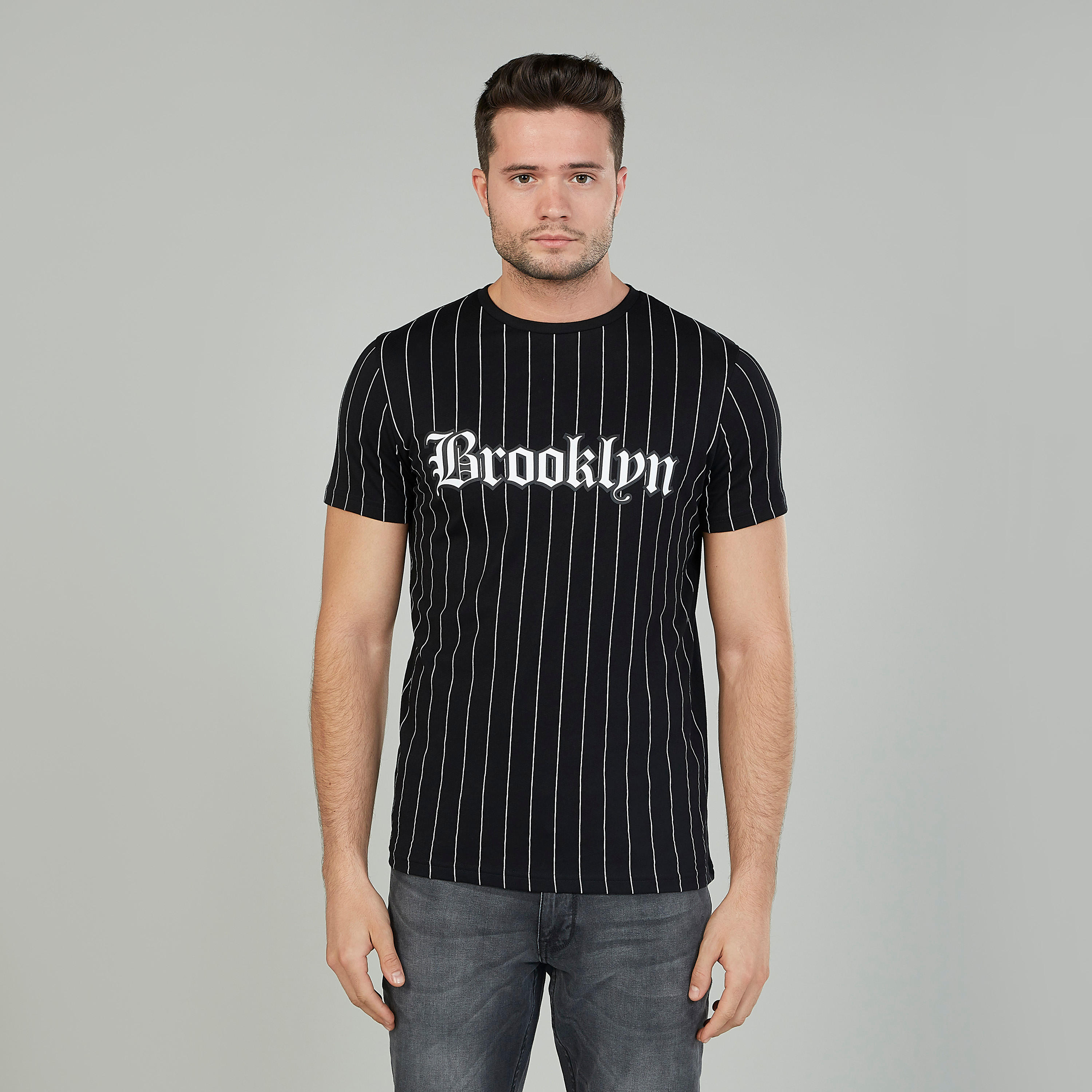 تيشيرت مخطط بياقة ضيّقة وأكمام قصيرة-men-clothing-tshirtsandpolos-tshirts-image-1