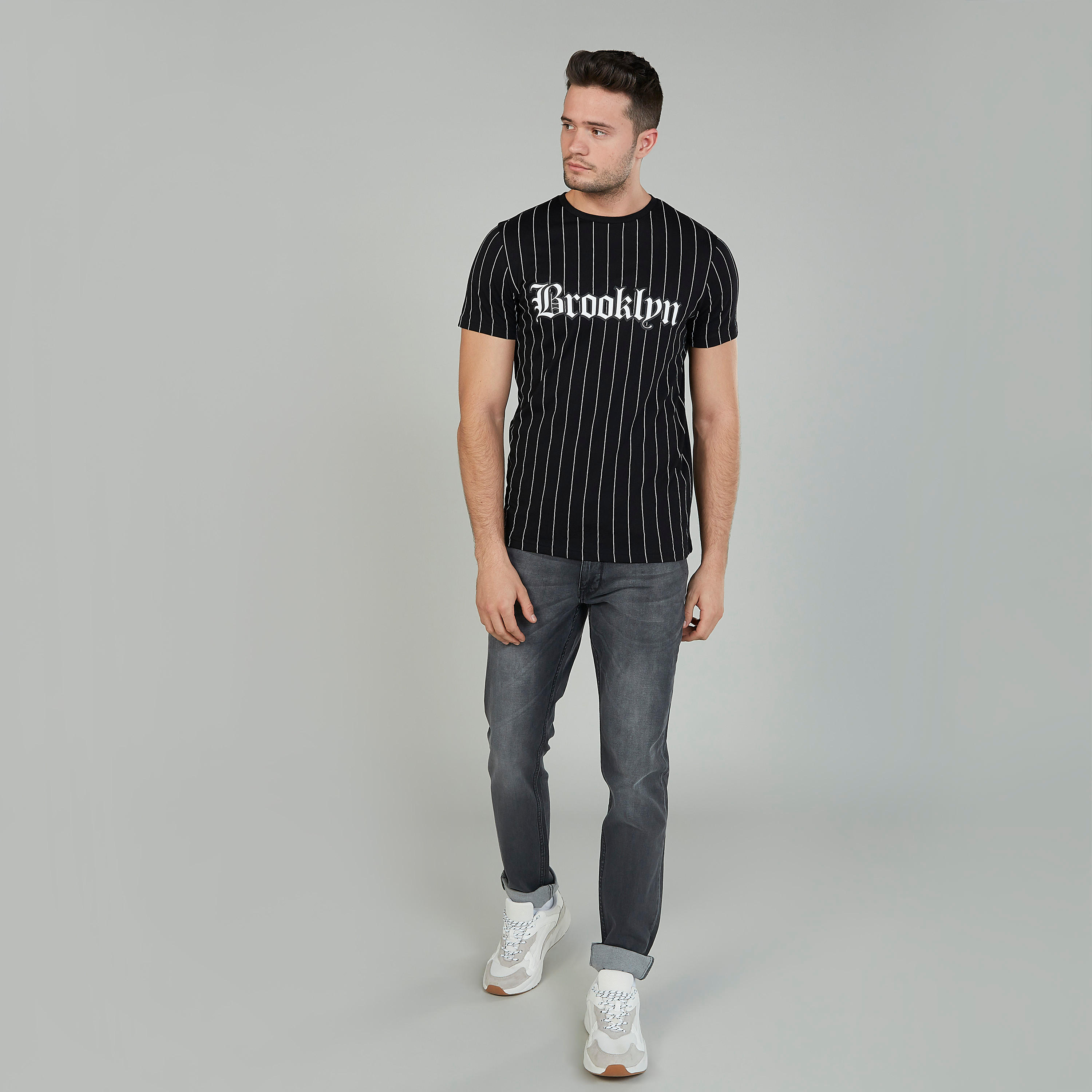 تيشيرت مخطط بياقة ضيّقة وأكمام قصيرة-men-clothing-tshirtsandpolos-tshirts-image-2