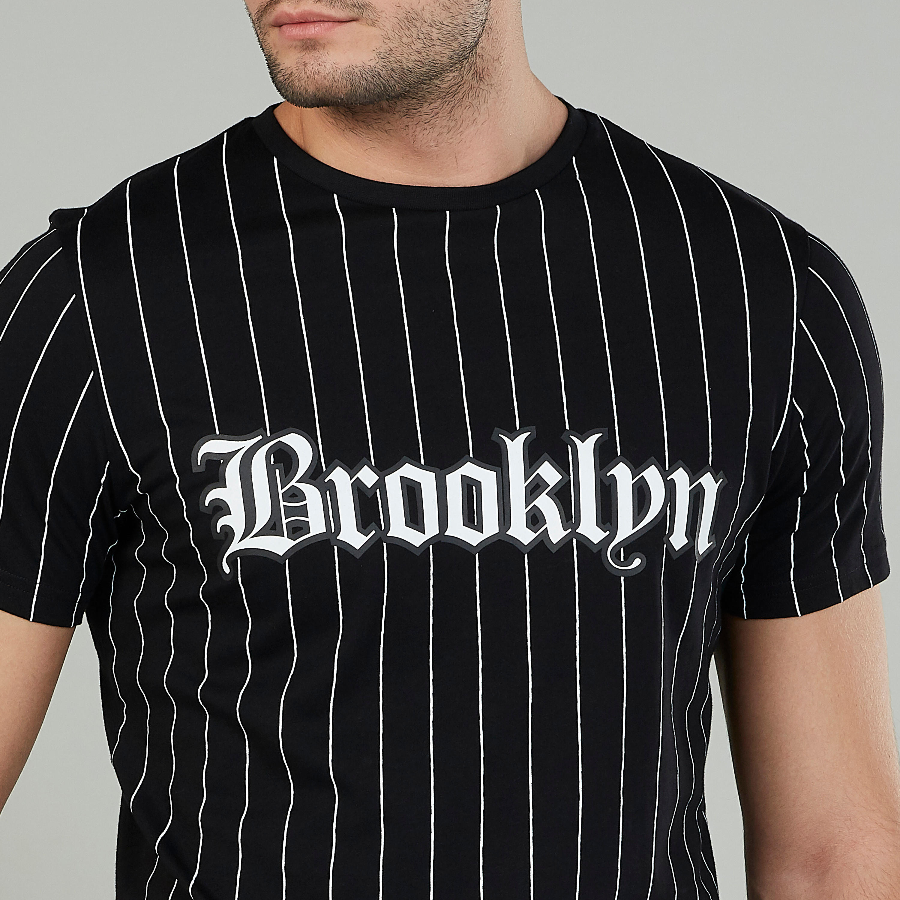 تيشيرت مخطط بياقة ضيّقة وأكمام قصيرة-men-clothing-tshirtsandpolos-tshirts-image-3