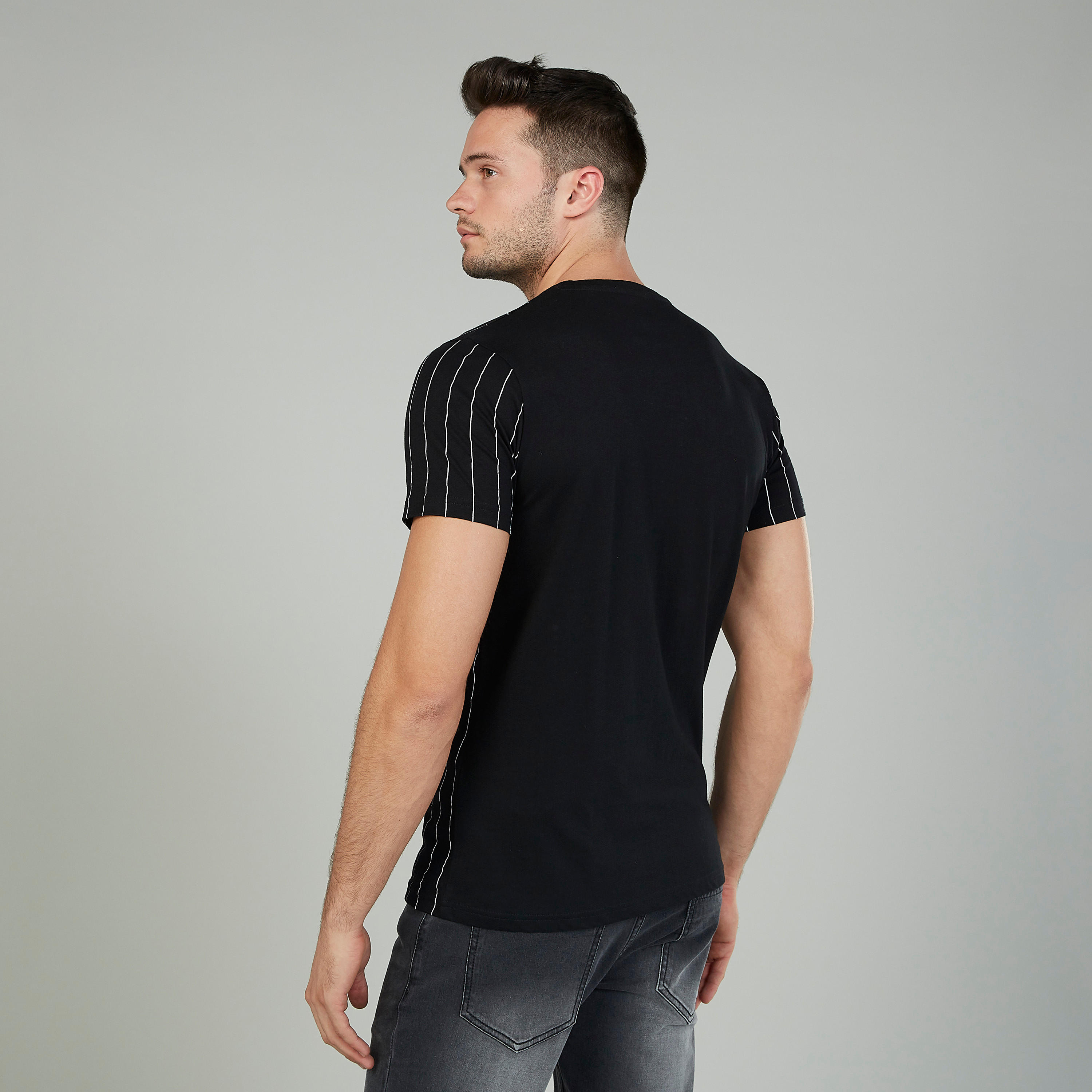 تيشيرت مخطط بياقة ضيّقة وأكمام قصيرة-men-clothing-tshirtsandpolos-tshirts-image-4