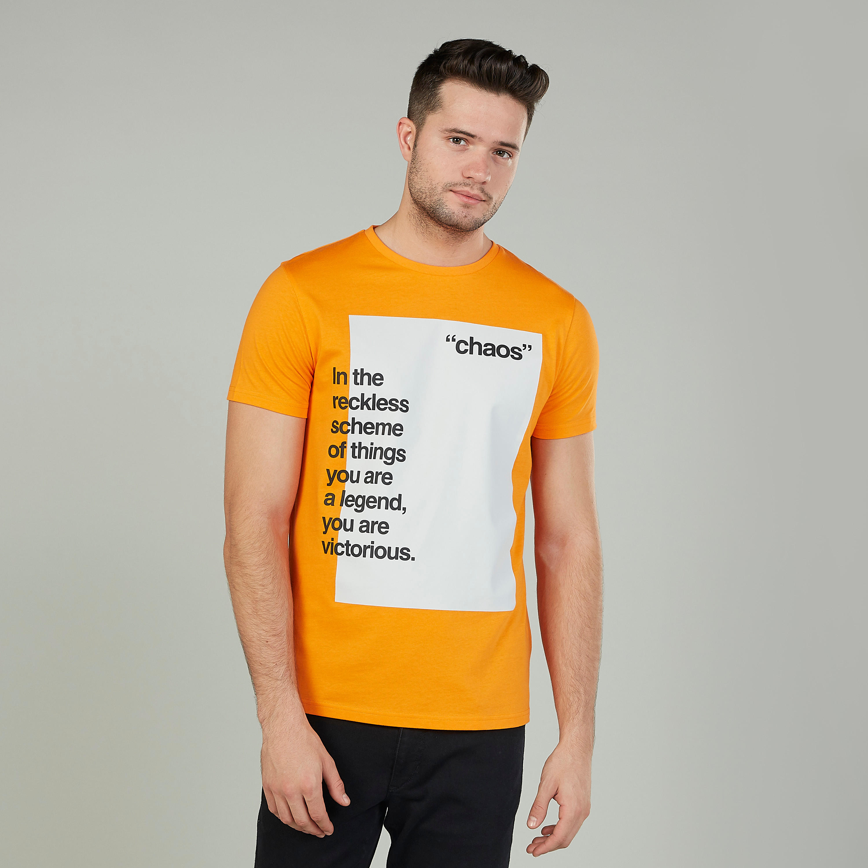 تيشيرت  بياقة ضيّقة وأكمام قصيرة وطبعات-men-clothing-tshirtsandpolos-tshirts-image-5