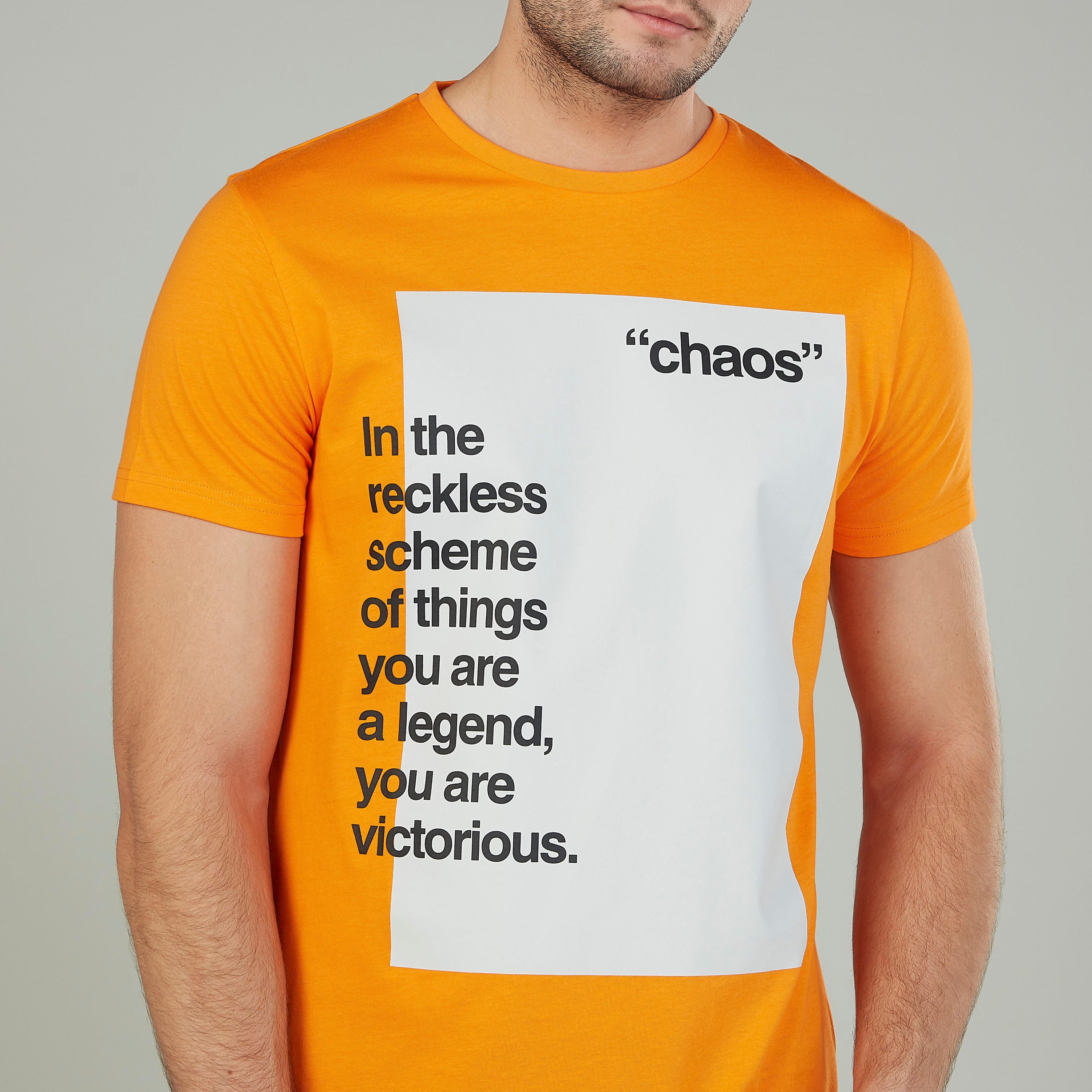 تيشيرت  بياقة ضيّقة وأكمام قصيرة وطبعات-men-clothing-tshirtsandpolos-tshirts-image-3
