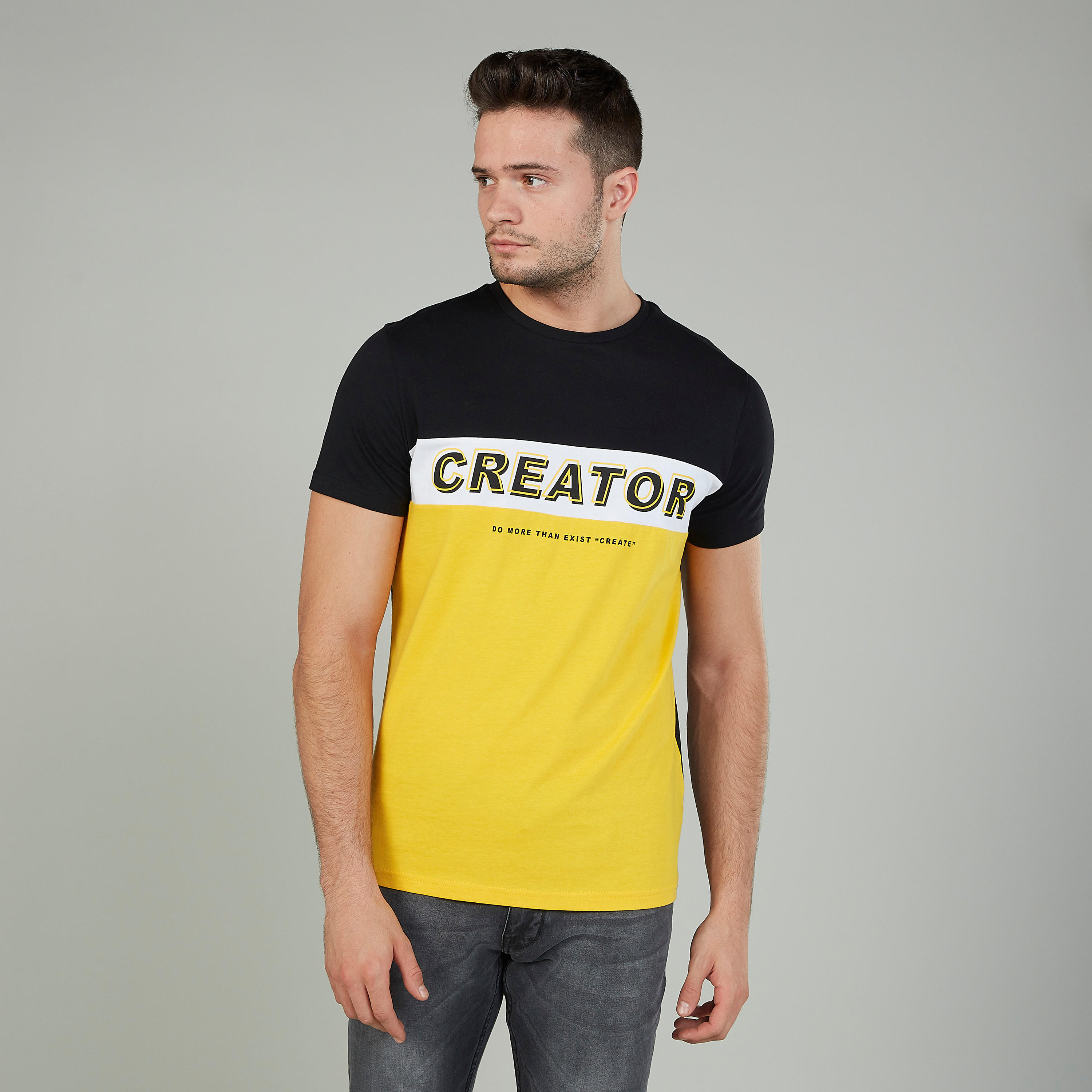 تيشيرت بياقة مستديرة وأكمام قصيرة وطبعات-men-clothing-tshirtsandpolos-tshirts-image-1