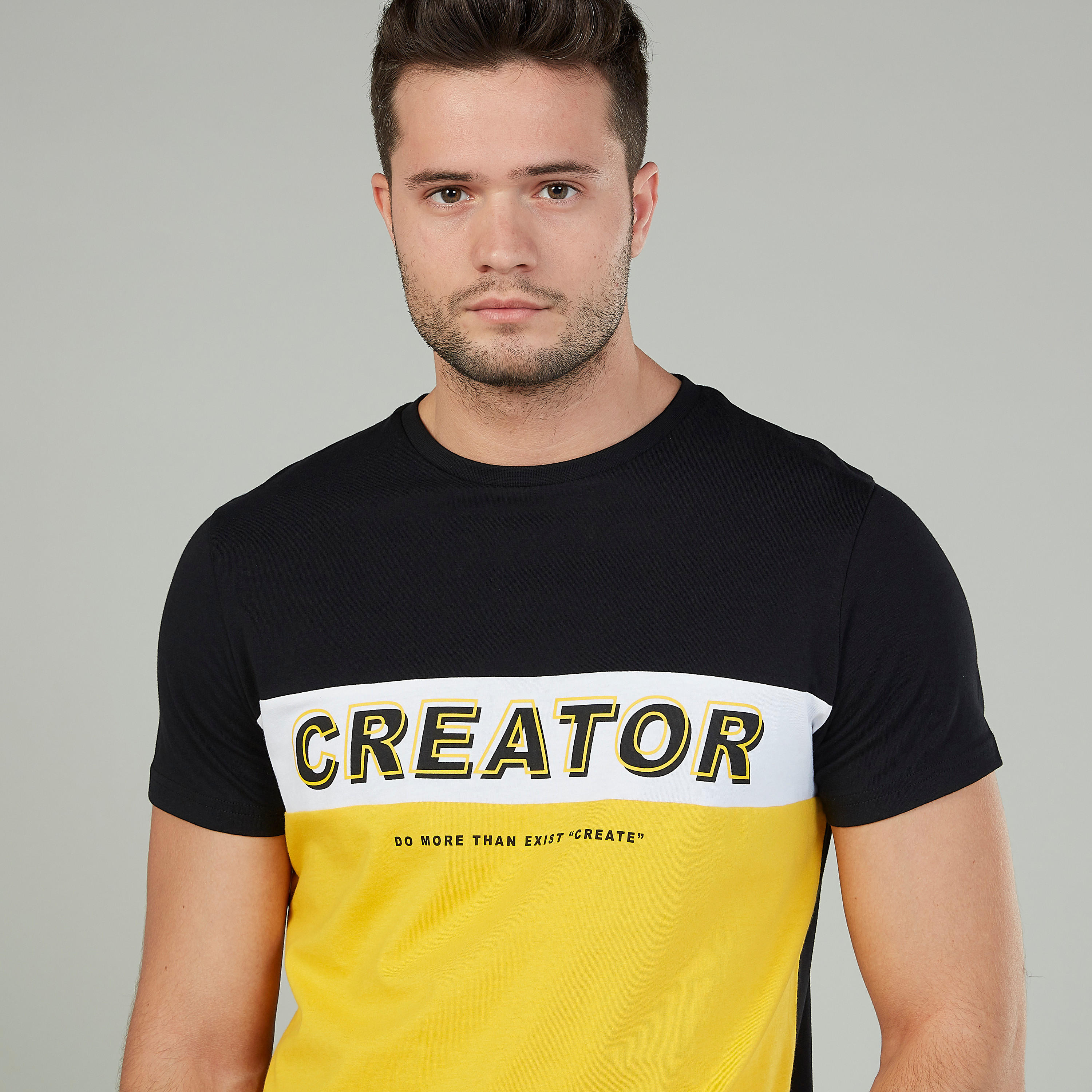 تيشيرت بياقة مستديرة وأكمام قصيرة وطبعات-men-clothing-tshirtsandpolos-tshirts-image-3