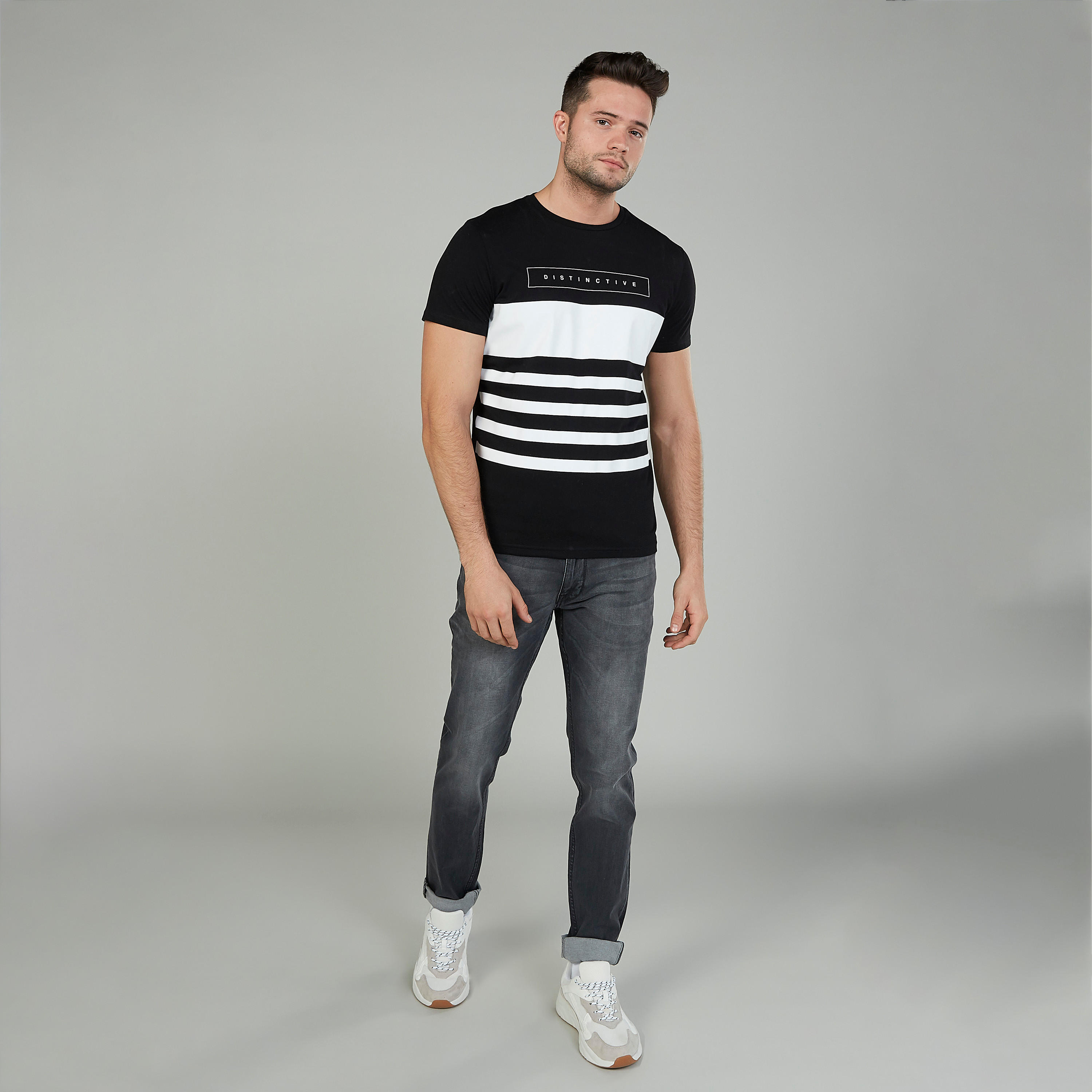 تيشيرت بياقة مستديرة وأكمام قصيرة وطبعات-men-clothing-tshirtsandpolos-tshirts-image-2