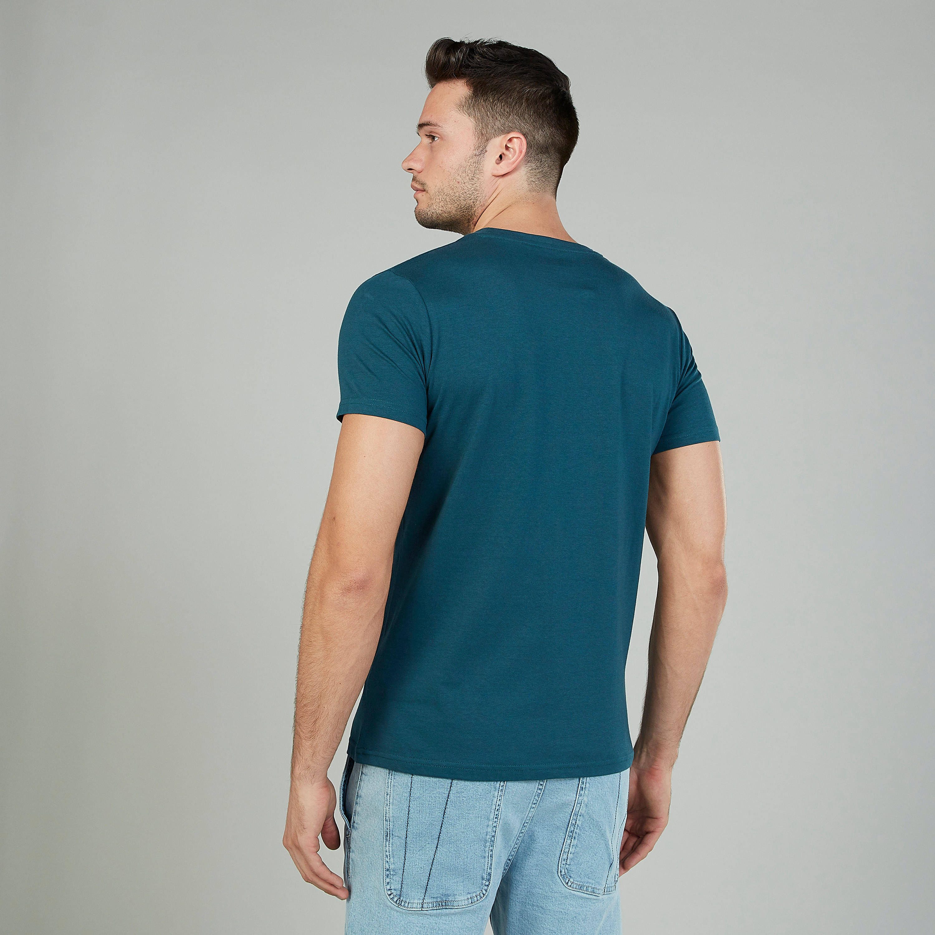 تيشيرت بياقة ضيّقة وأكمام قصيرة وطبعات-men-clothing-tshirtsandpolos-tshirts-image-2