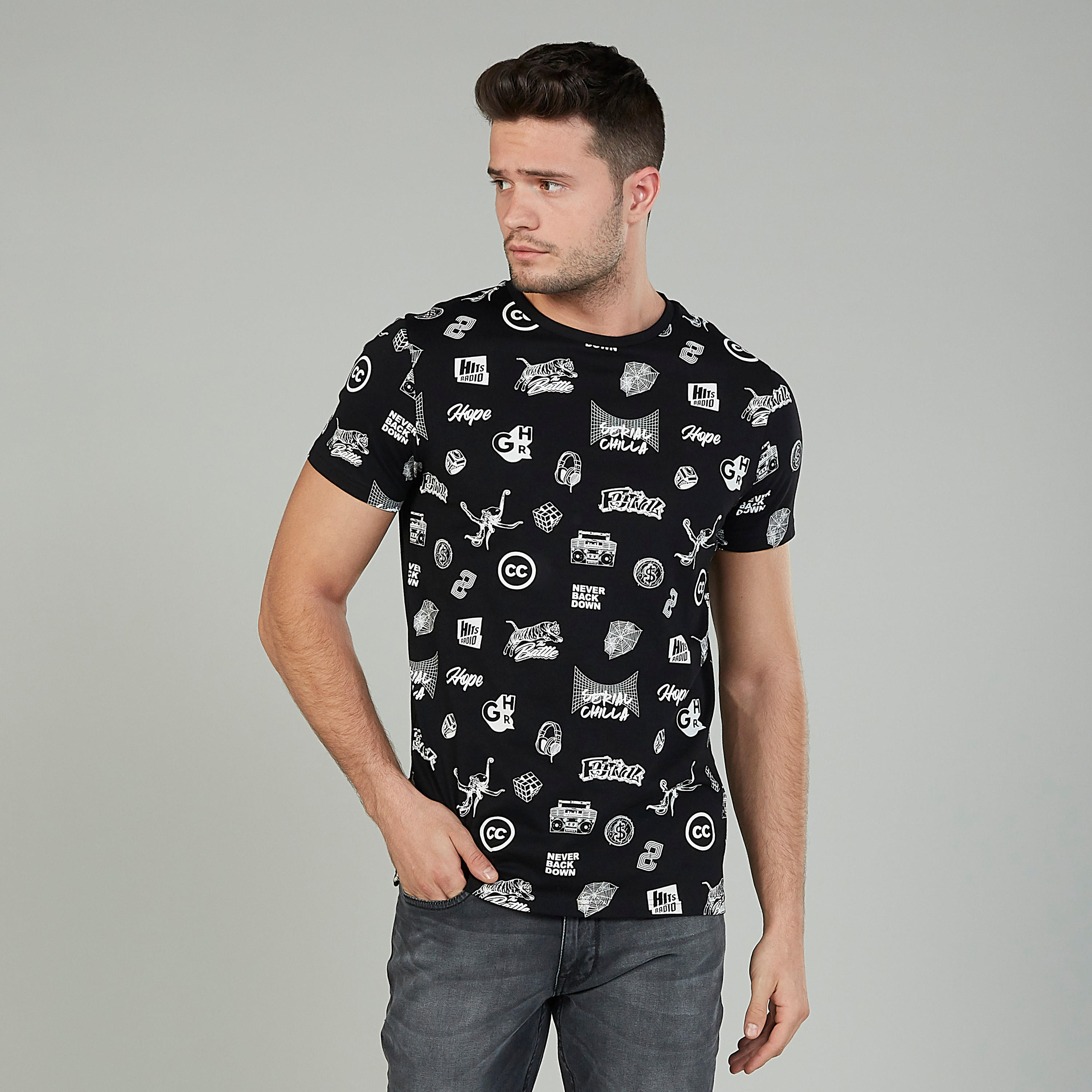 تيشيرت بياقة ضيّقة وأكمام قصيرة وطبعات-men-clothing-tshirtsandpolos-tshirts-image-1