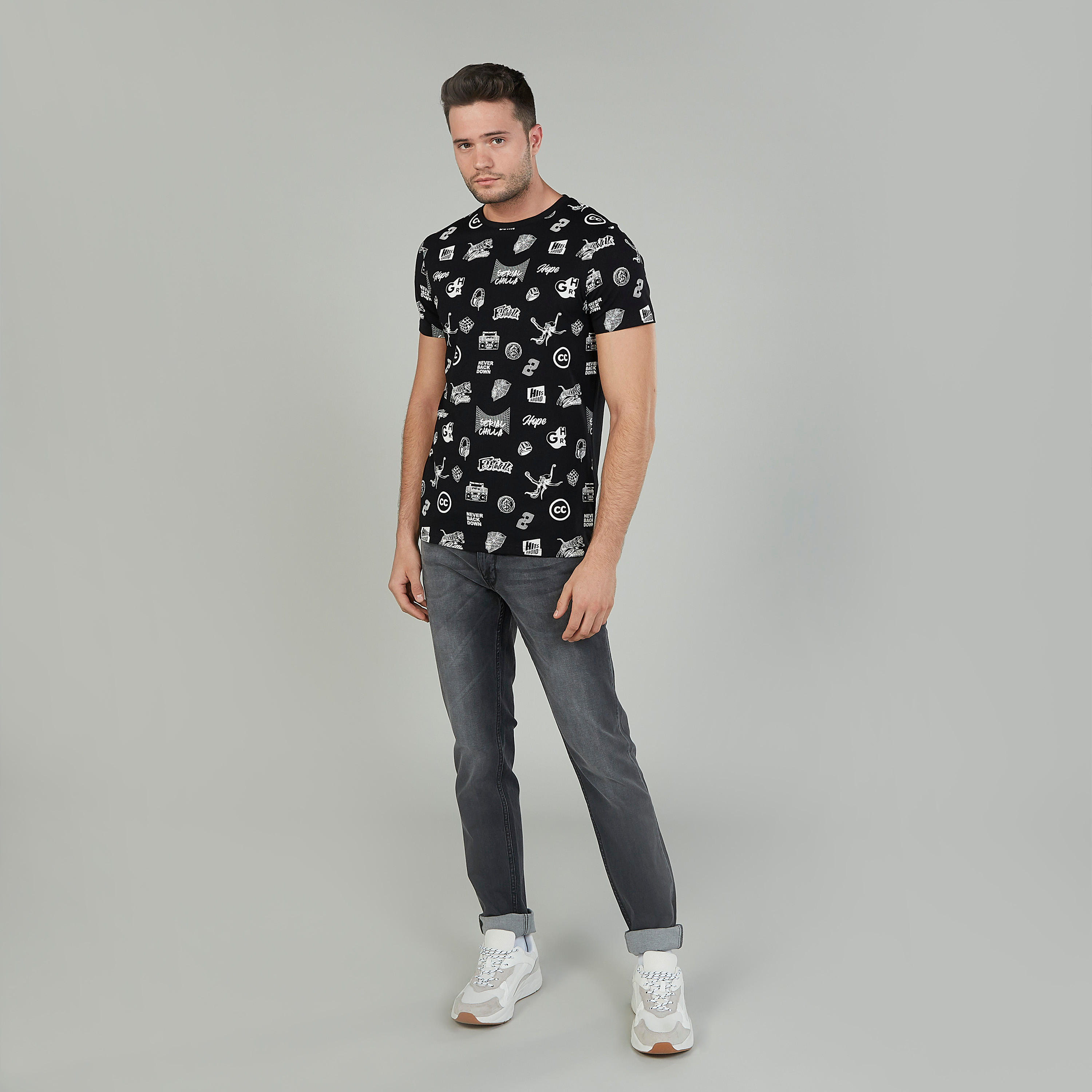 تيشيرت بياقة ضيّقة وأكمام قصيرة وطبعات-men-clothing-tshirtsandpolos-tshirts-image-2