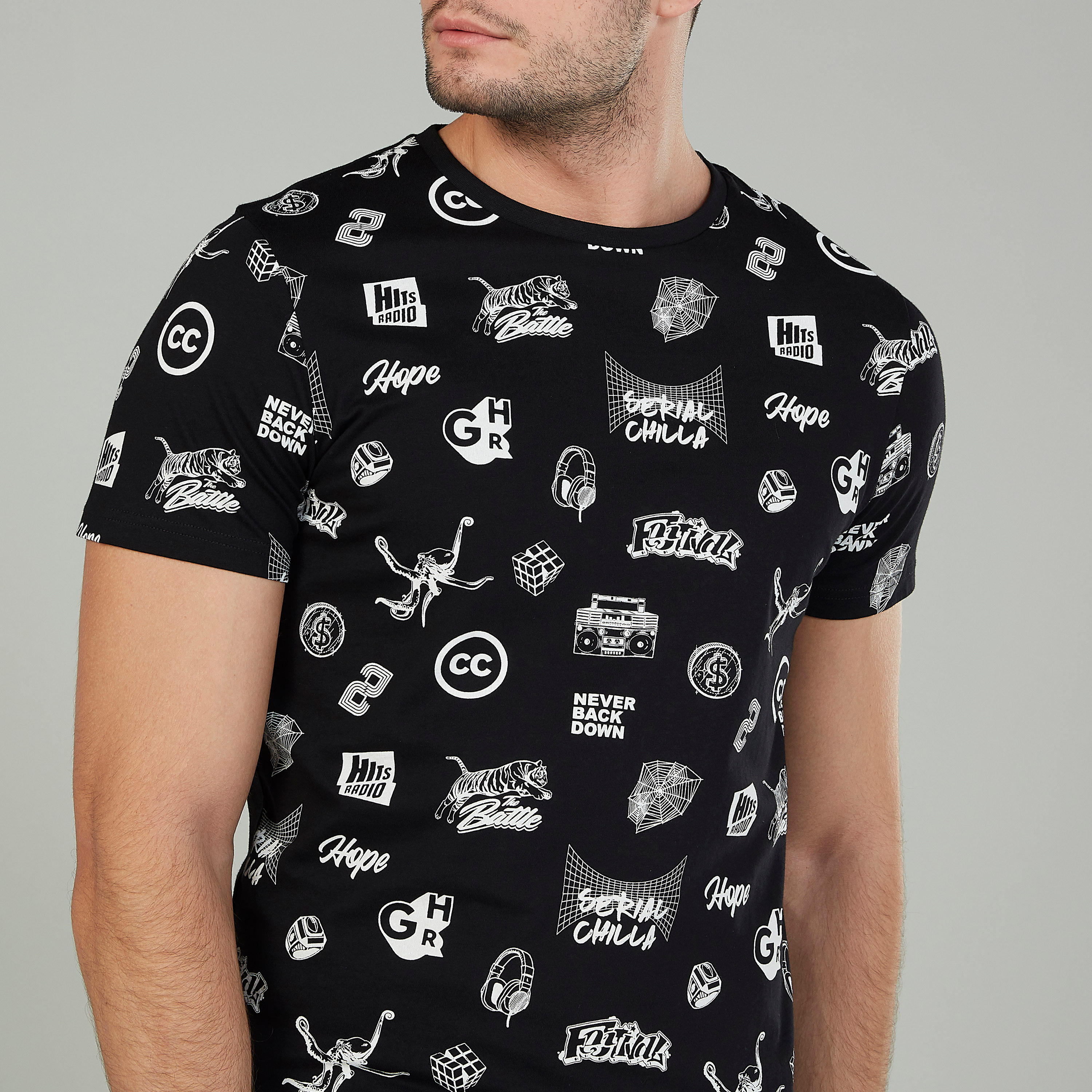 تيشيرت بياقة ضيّقة وأكمام قصيرة وطبعات-men-clothing-tshirtsandpolos-tshirts-image-3