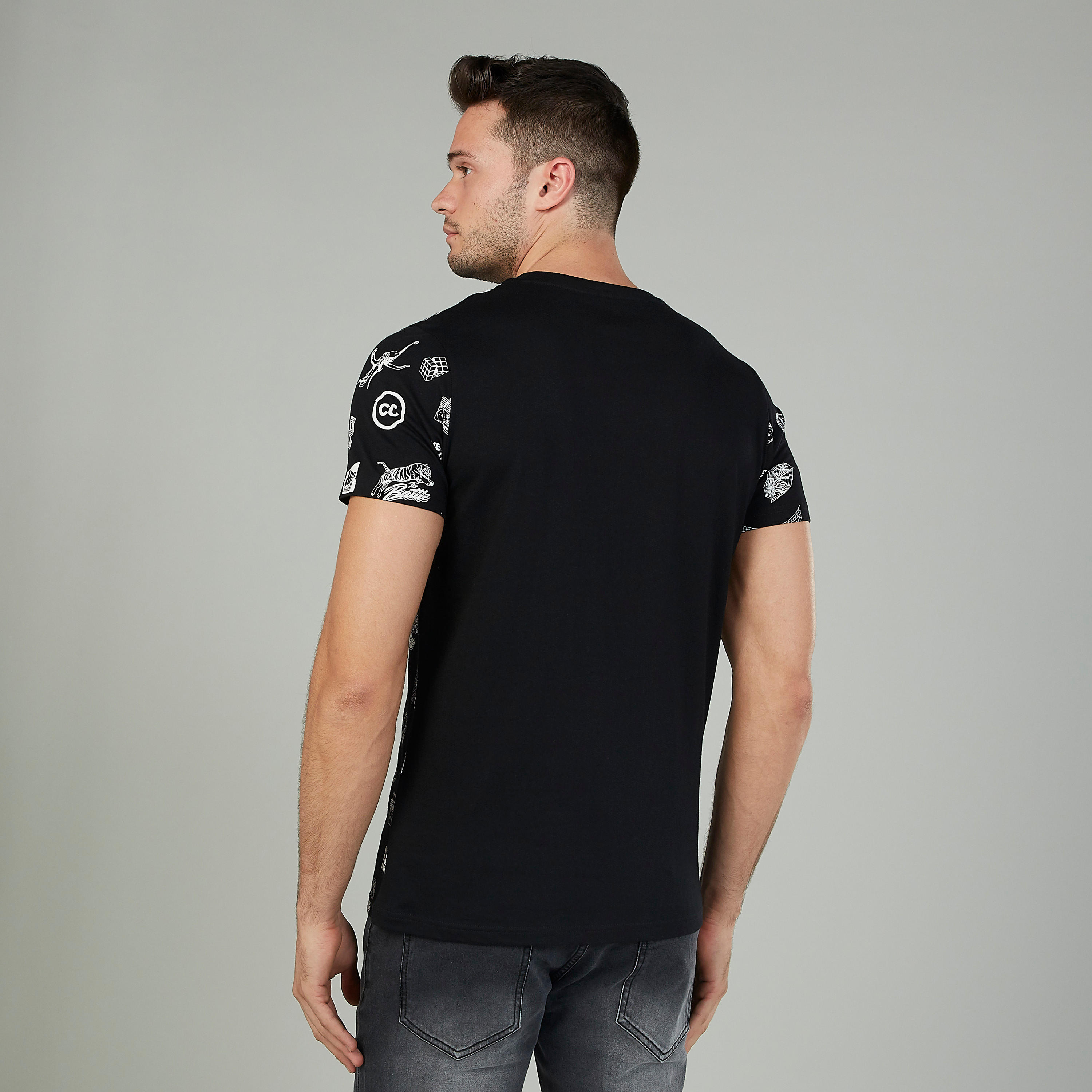 تيشيرت بياقة ضيّقة وأكمام قصيرة وطبعات-men-clothing-tshirtsandpolos-tshirts-image-4