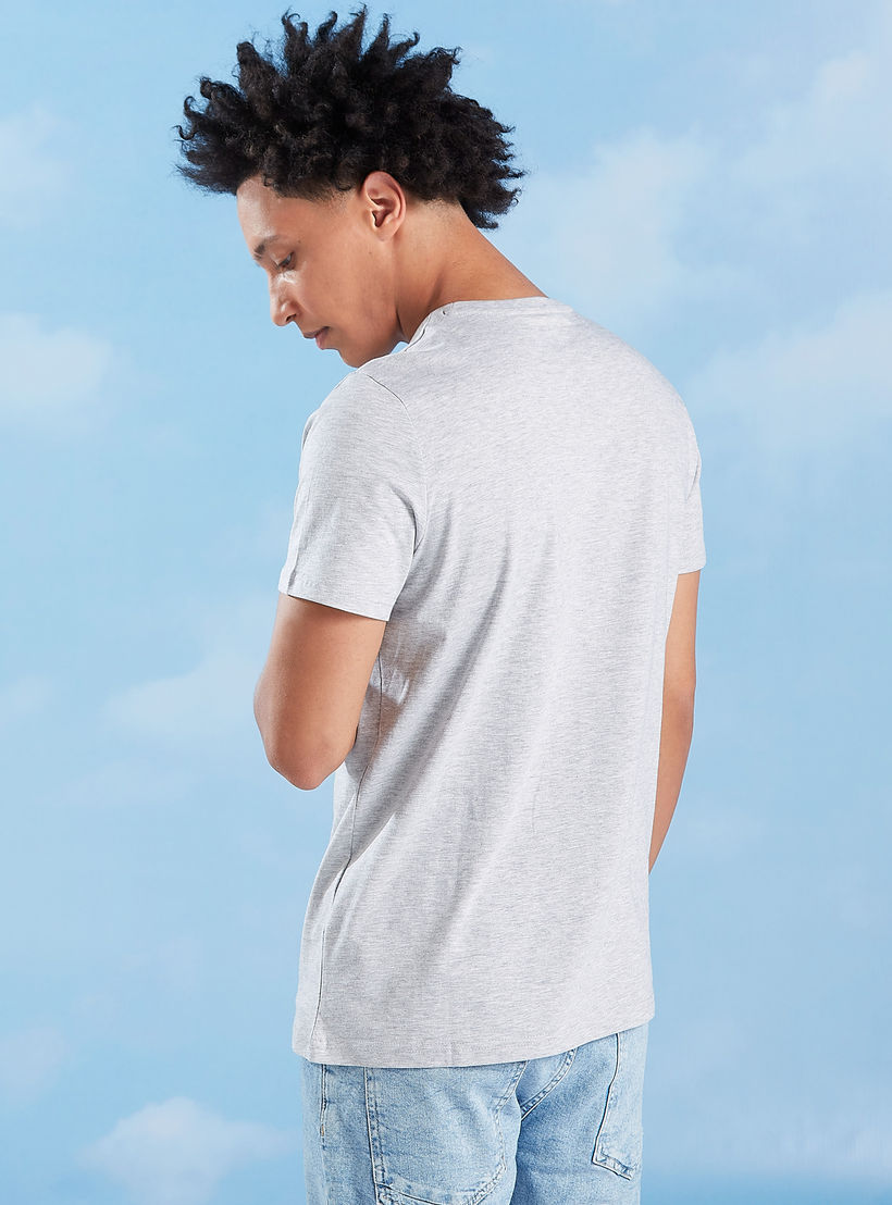 تيشيرت بياقة ضيّقة وأكمام قصيرة وطبعات-men-clothing-tshirtsandpolos-tshirts-image-1