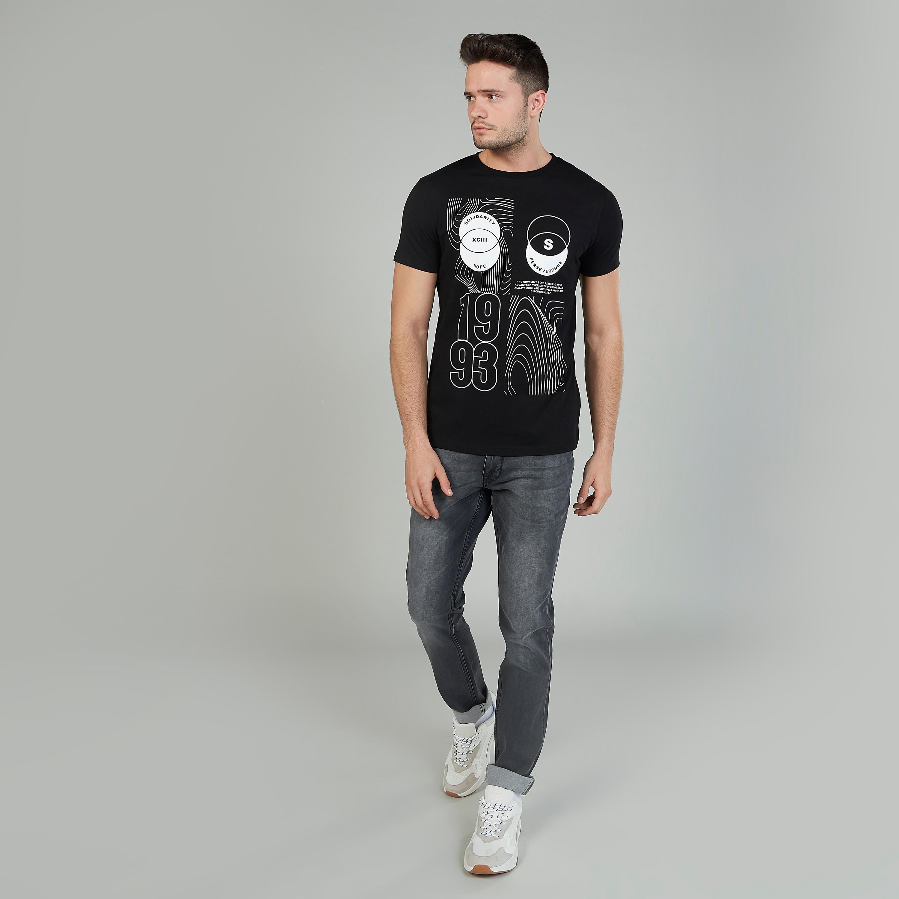 تيشيرت بياقة مستديرة وأكمام قصيرة وطبعات-men-clothing-tshirtsandpolos-tshirts-image-4