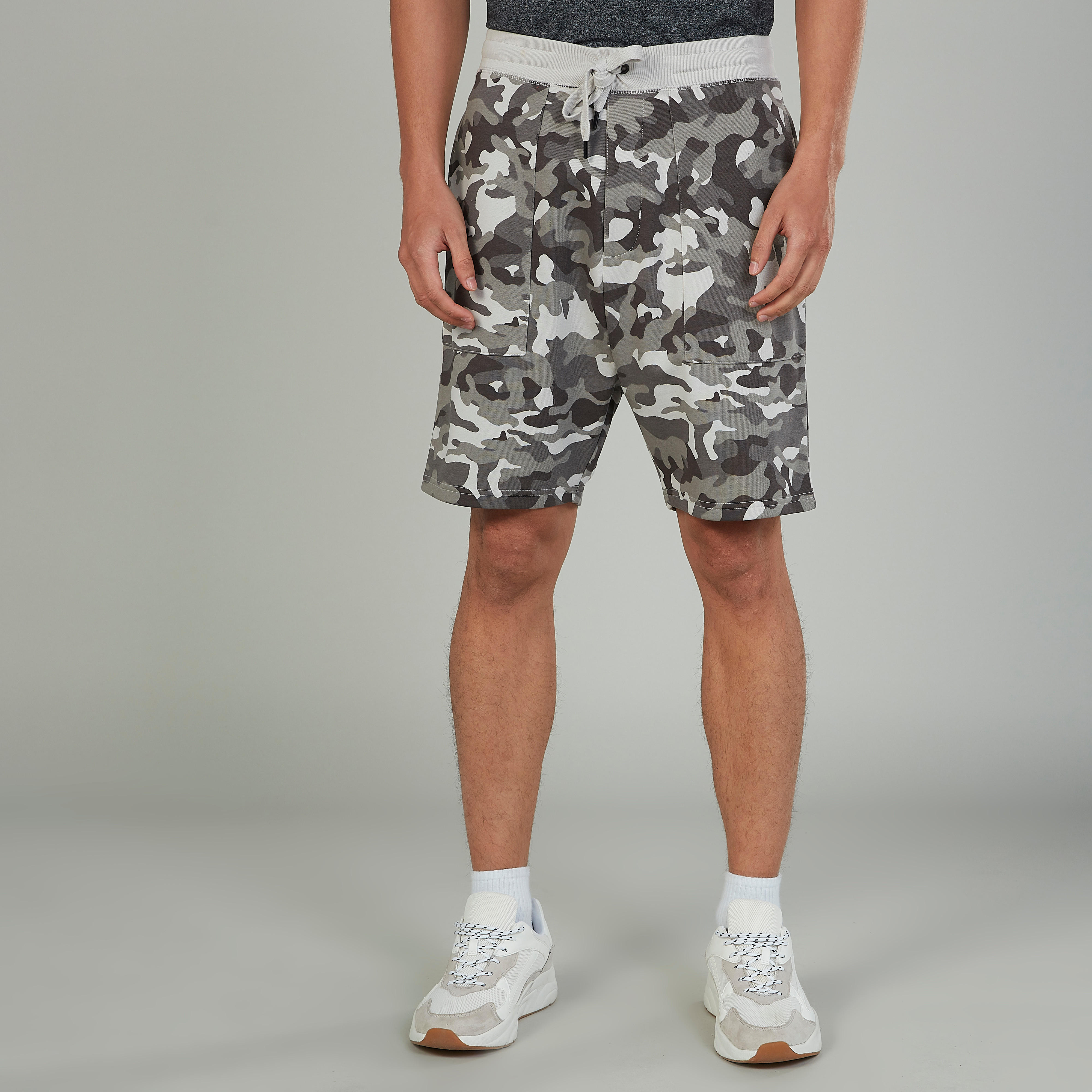 شورت برباط وجيوب وطبعات مموّهة-men-clothing-bottoms-shorts-image-1