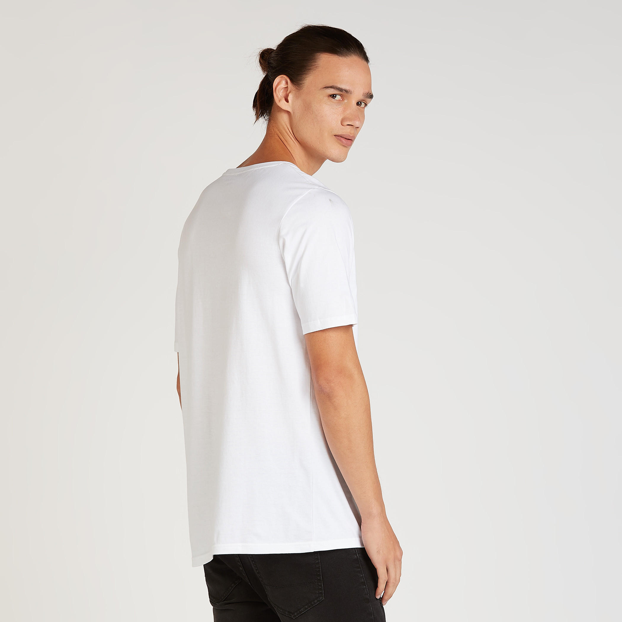 تيشيرت بياقة ضيّقة وأكمام قصيرة وطبعات-men-clothing-tshirtsandpolos-tshirts-image-1