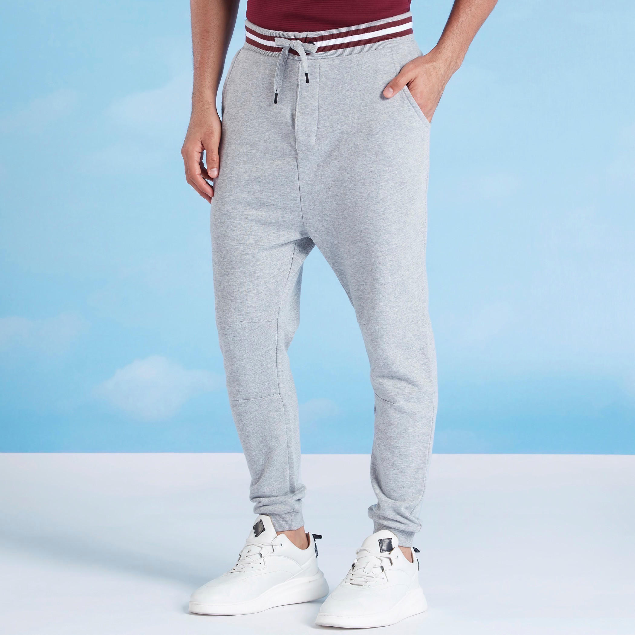 بنطلون رياضي سادة طويل بتفاصيل جيوب ورباط-men-clothing-bottoms-joggers-image-5