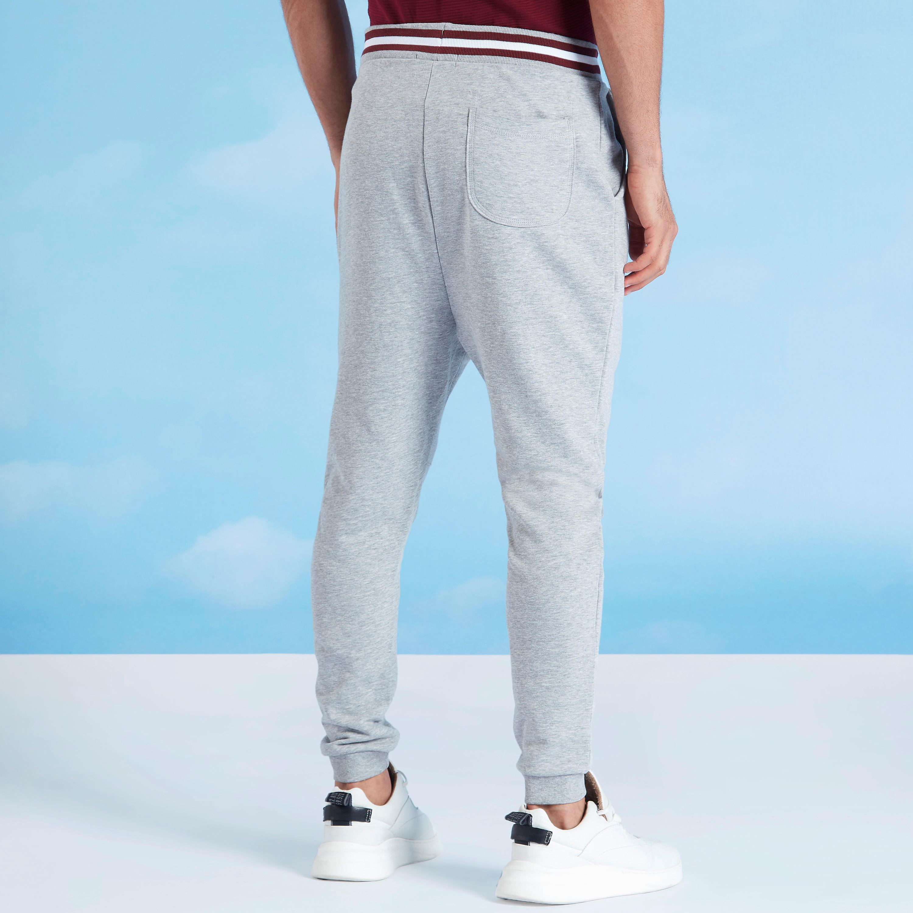 بنطلون رياضي سادة طويل بتفاصيل جيوب ورباط-men-clothing-bottoms-joggers-image-1