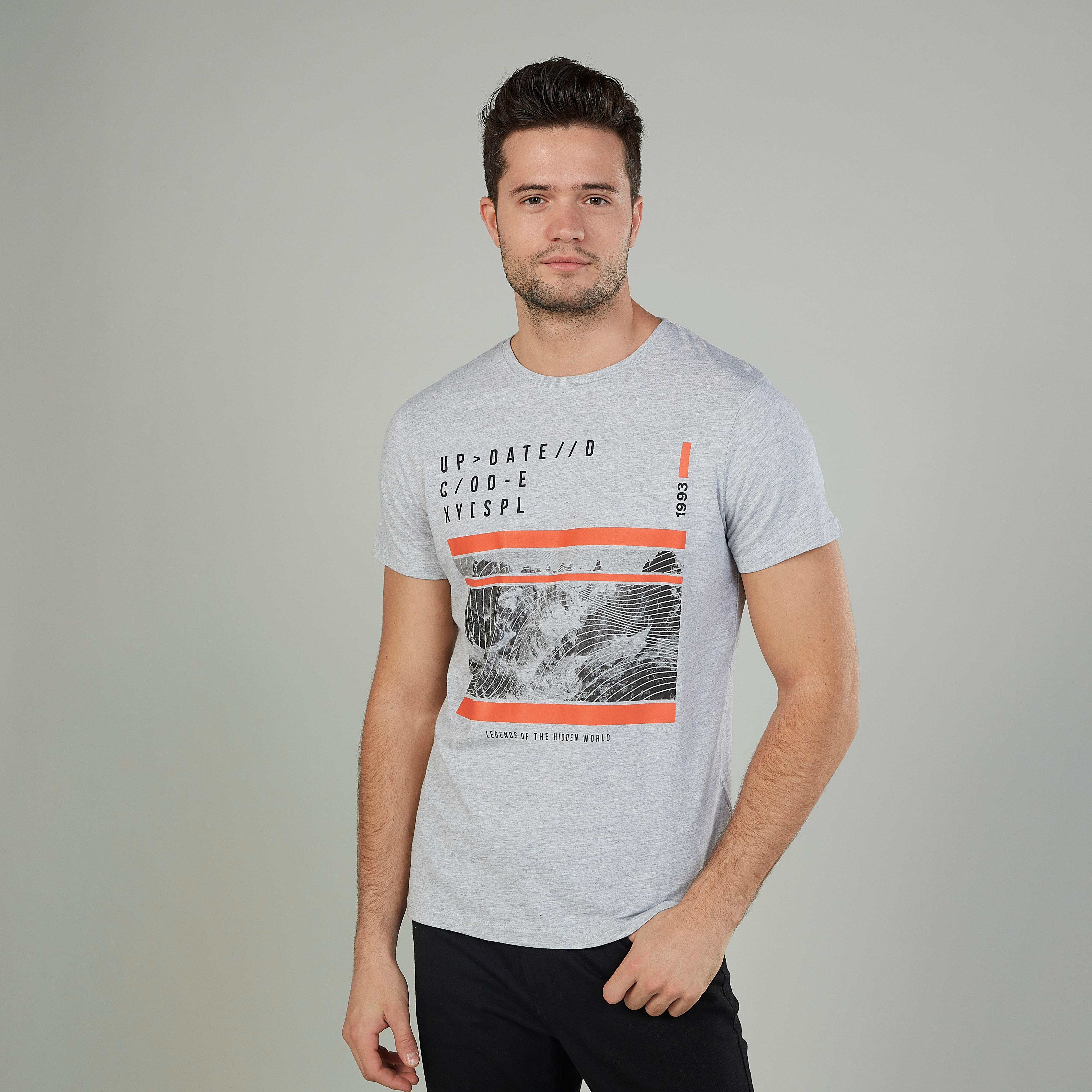تيشيرت بياقة ضيّقة وأكمام قصيرة وطبعات-men-clothing-tshirtsandpolos-tshirts-image-5