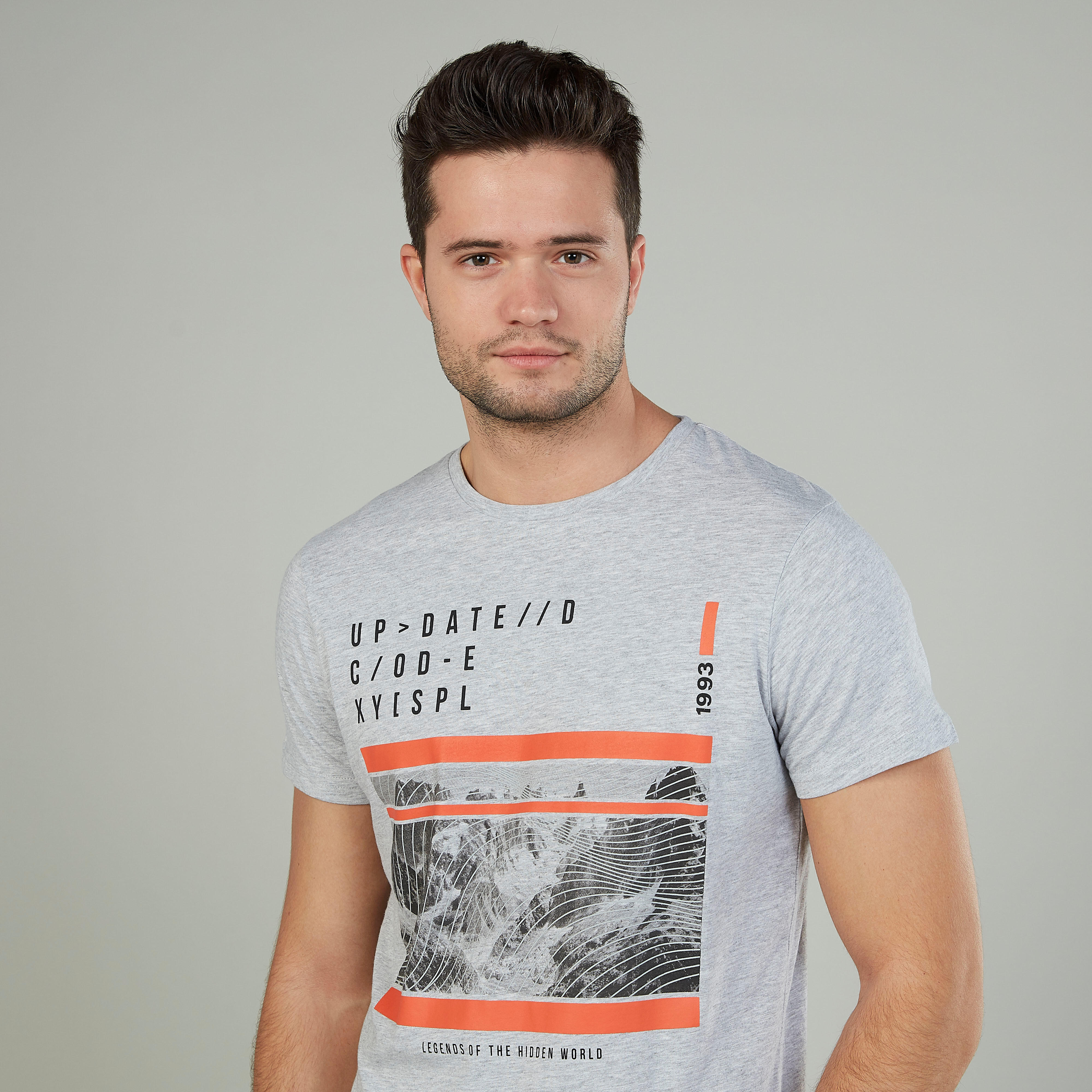 تيشيرت بياقة ضيّقة وأكمام قصيرة وطبعات-men-clothing-tshirtsandpolos-tshirts-image-3