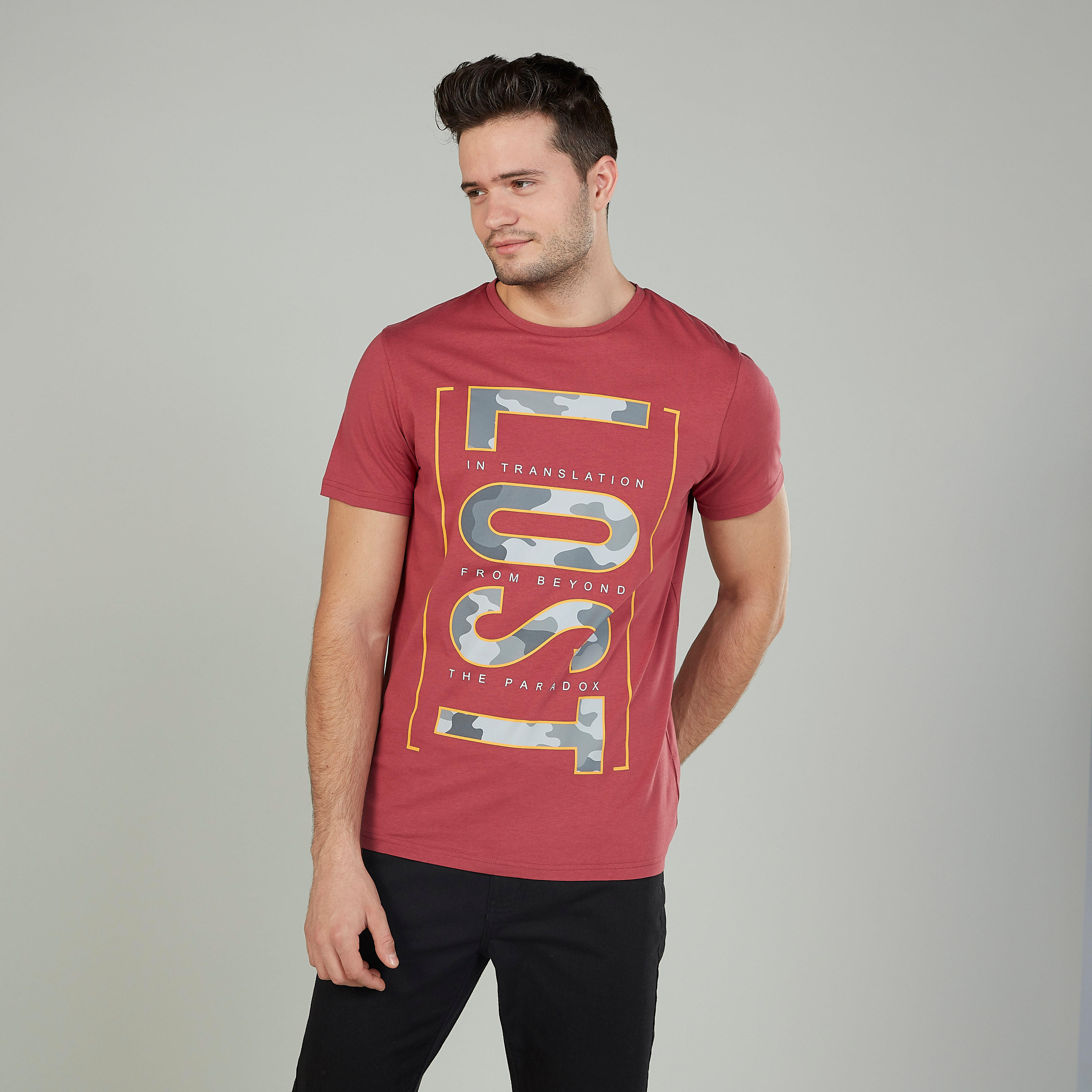 تيشيرت بياقة ضيّقة وأكمام قصيرة وطبعات-men-clothing-tshirtsandpolos-tshirts-image-5