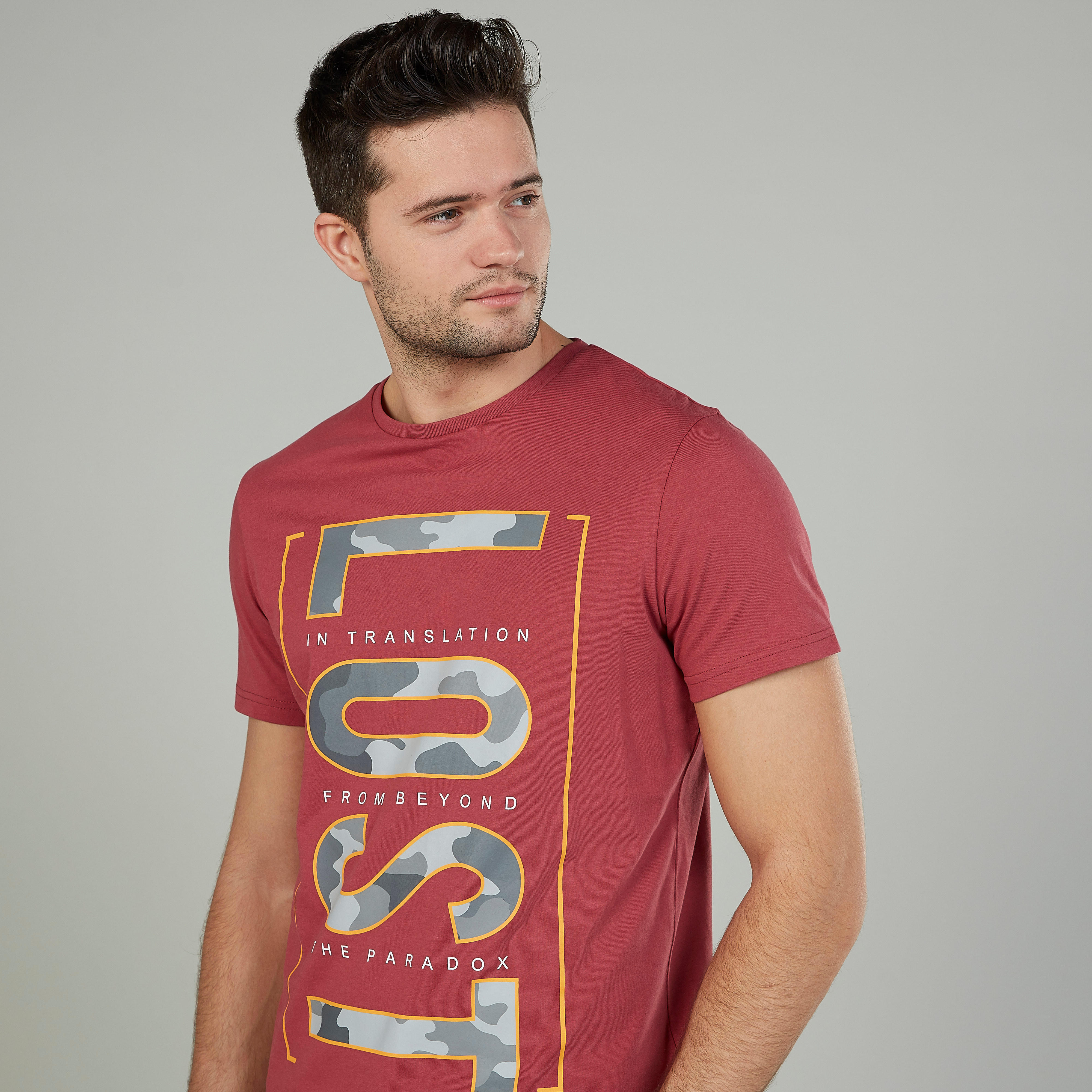 تيشيرت بياقة ضيّقة وأكمام قصيرة وطبعات-men-clothing-tshirtsandpolos-tshirts-image-3