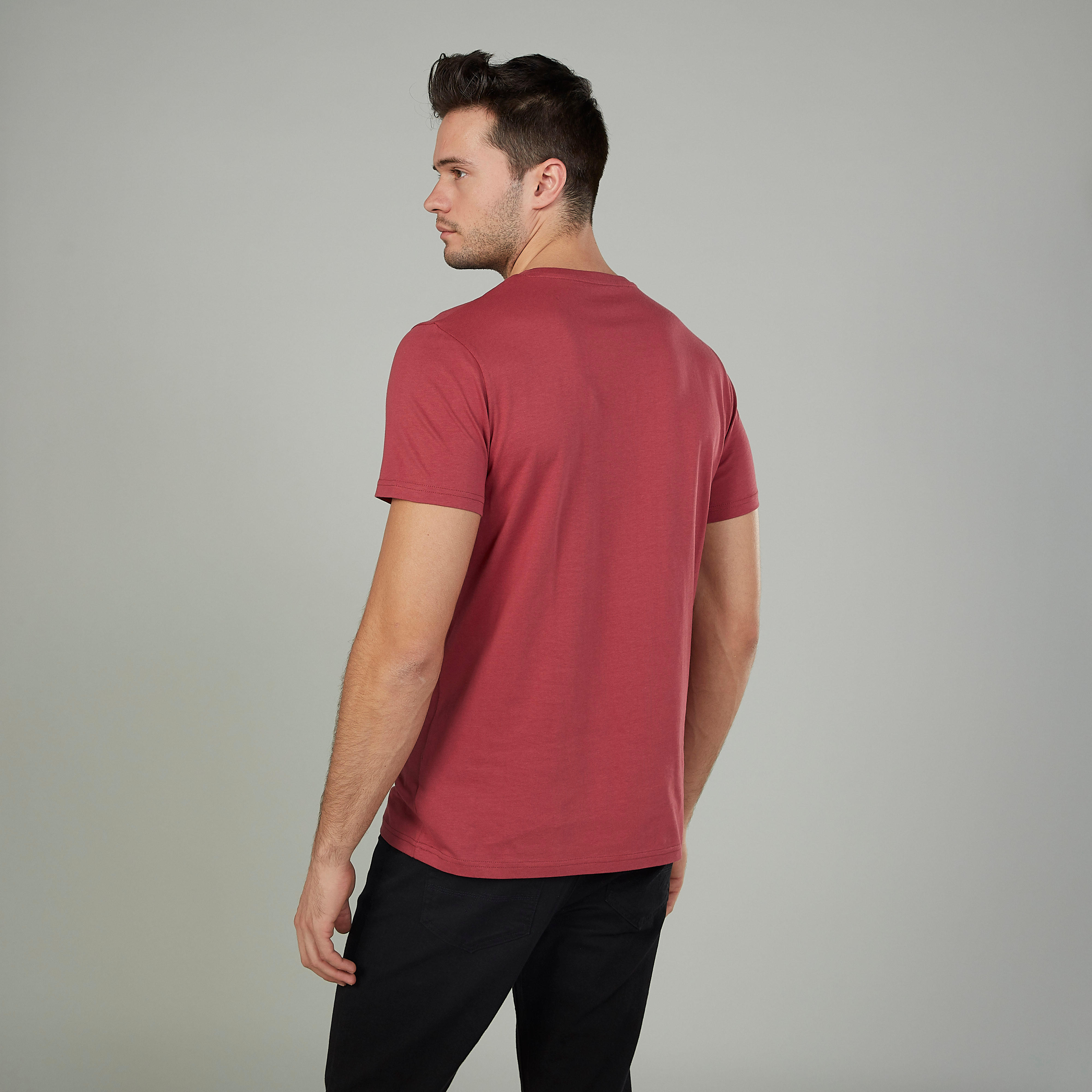 تيشيرت بياقة ضيّقة وأكمام قصيرة وطبعات-men-clothing-tshirtsandpolos-tshirts-image-2