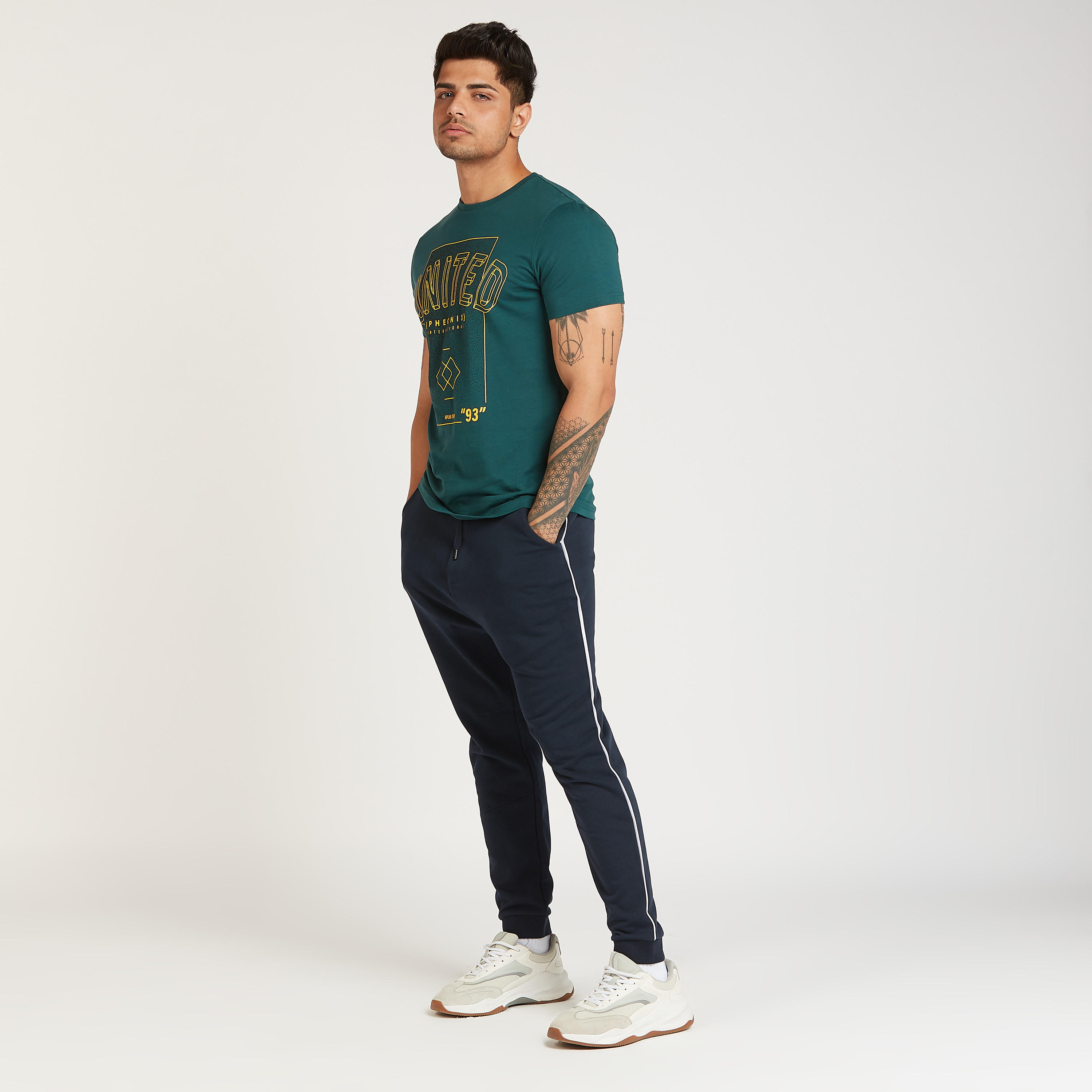 تيشيرت بياقة ضيّقة وأكمام قصيرة وطبعات-men-clothing-tshirtsandpolos-tshirts-image-4