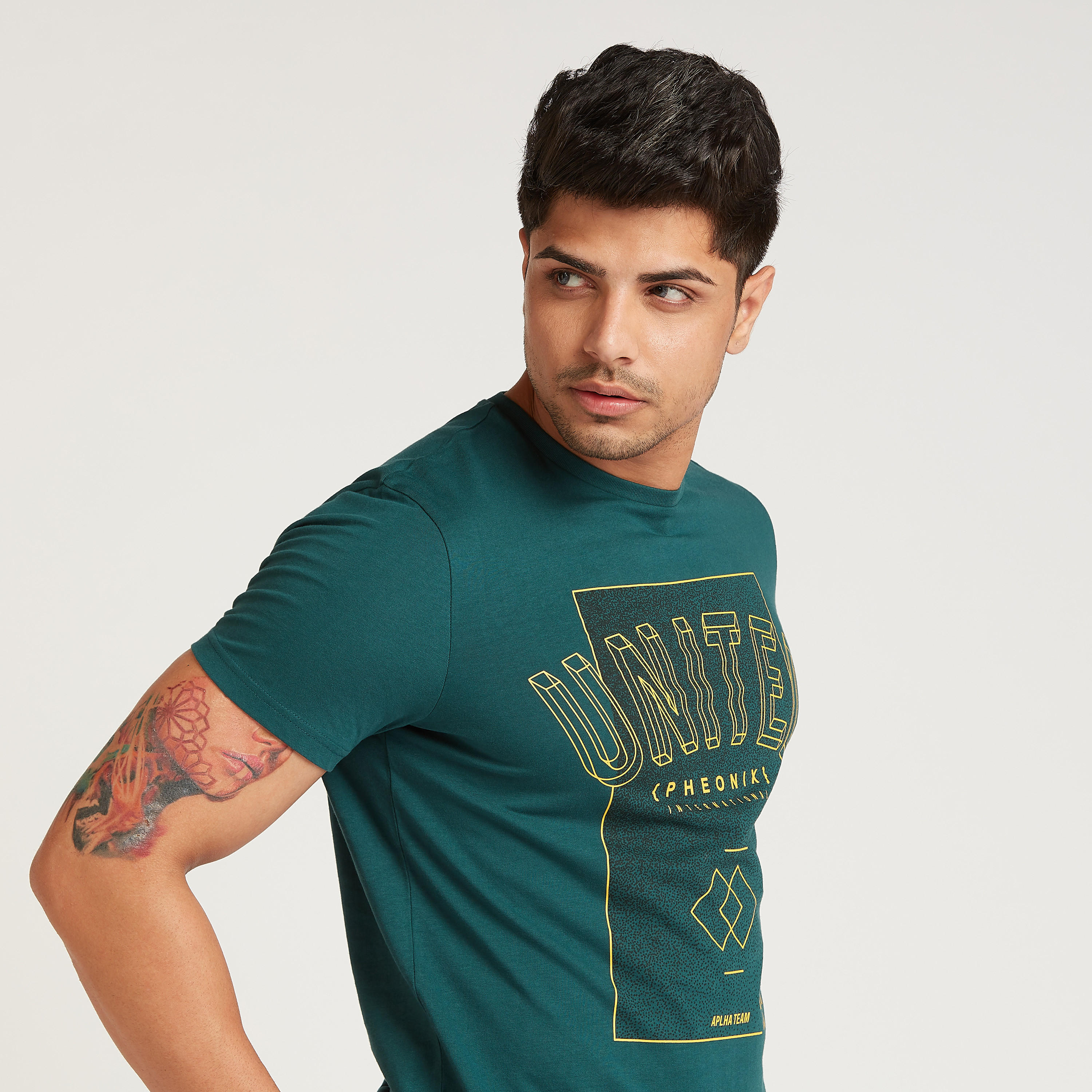 تيشيرت بياقة ضيّقة وأكمام قصيرة وطبعات-men-clothing-tshirtsandpolos-tshirts-image-3