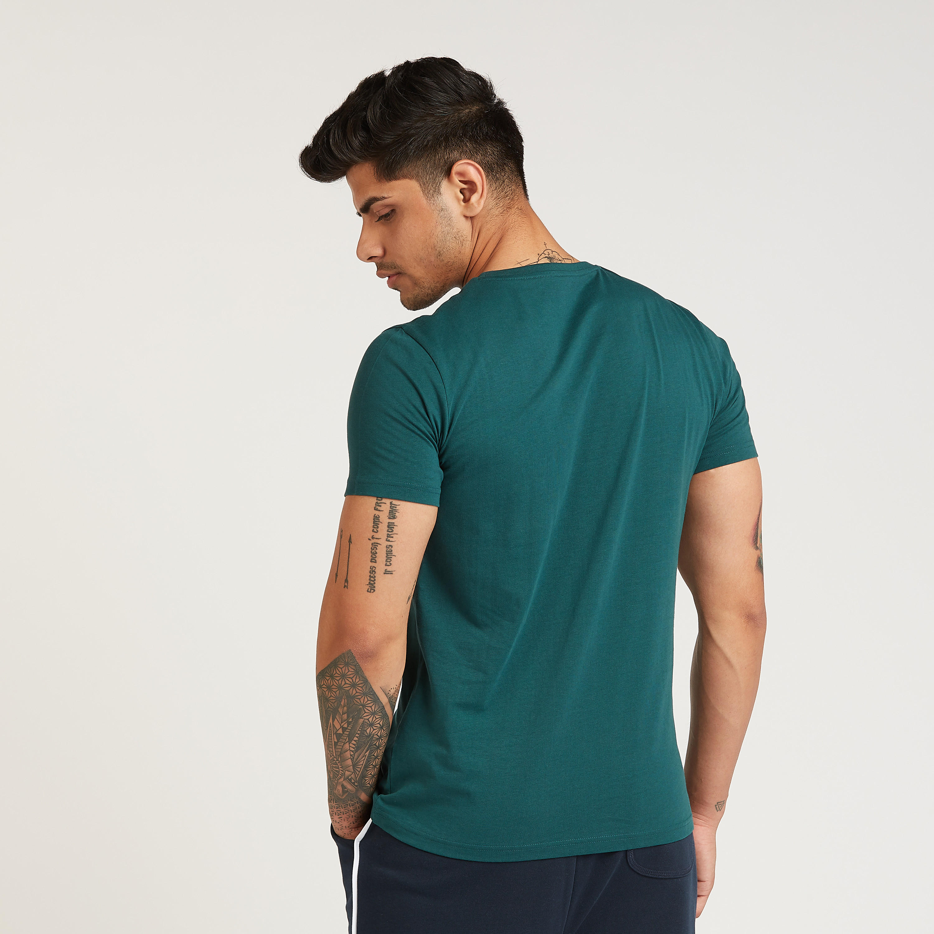 تيشيرت بياقة ضيّقة وأكمام قصيرة وطبعات-men-clothing-tshirtsandpolos-tshirts-image-2
