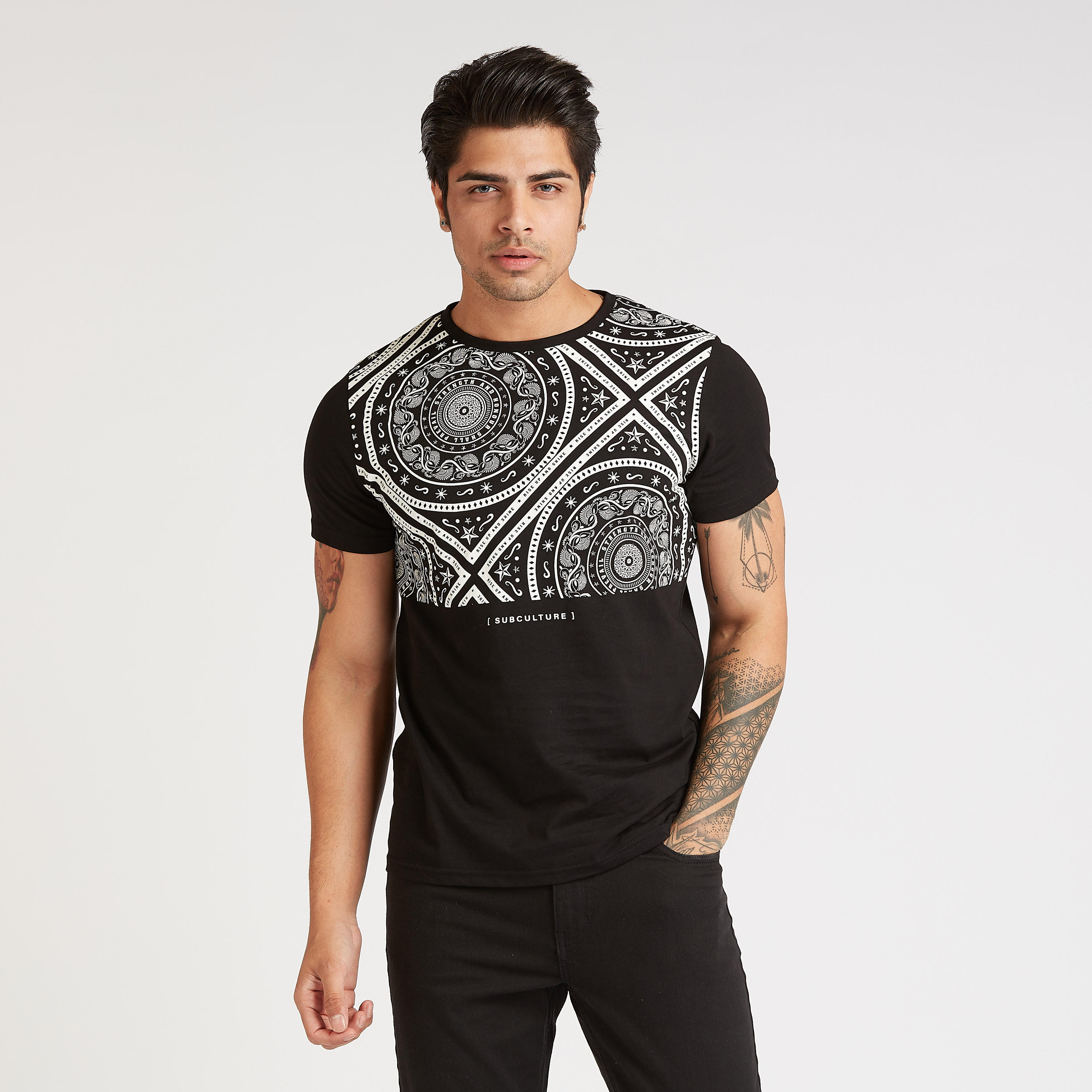 تيشيرت سليم بياقة ضيّقة وأكمام قصيرة وطبعات-men-clothing-tshirtsandpolos-tshirts-image-1