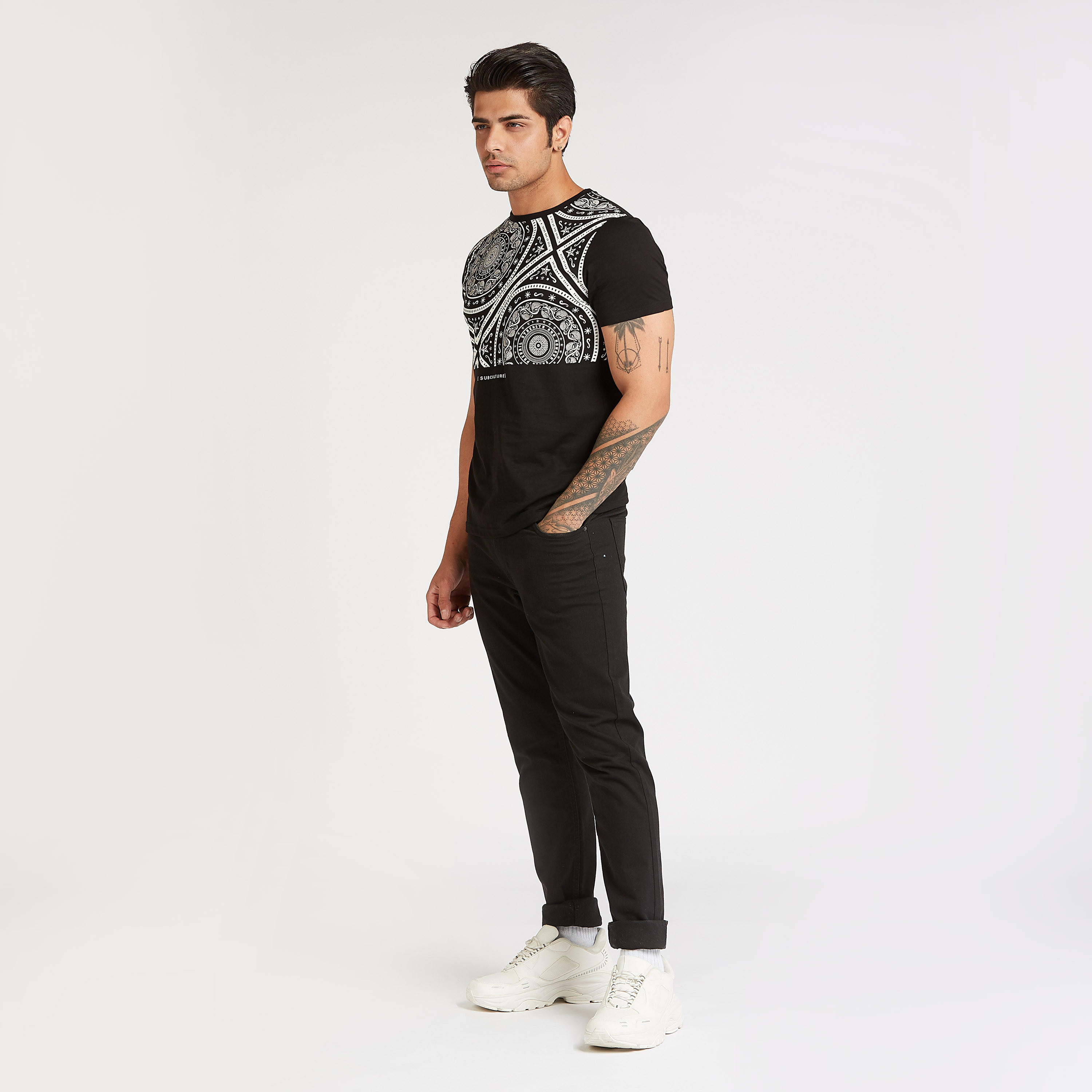 تيشيرت سليم بياقة ضيّقة وأكمام قصيرة وطبعات-men-clothing-tshirtsandpolos-tshirts-image-2