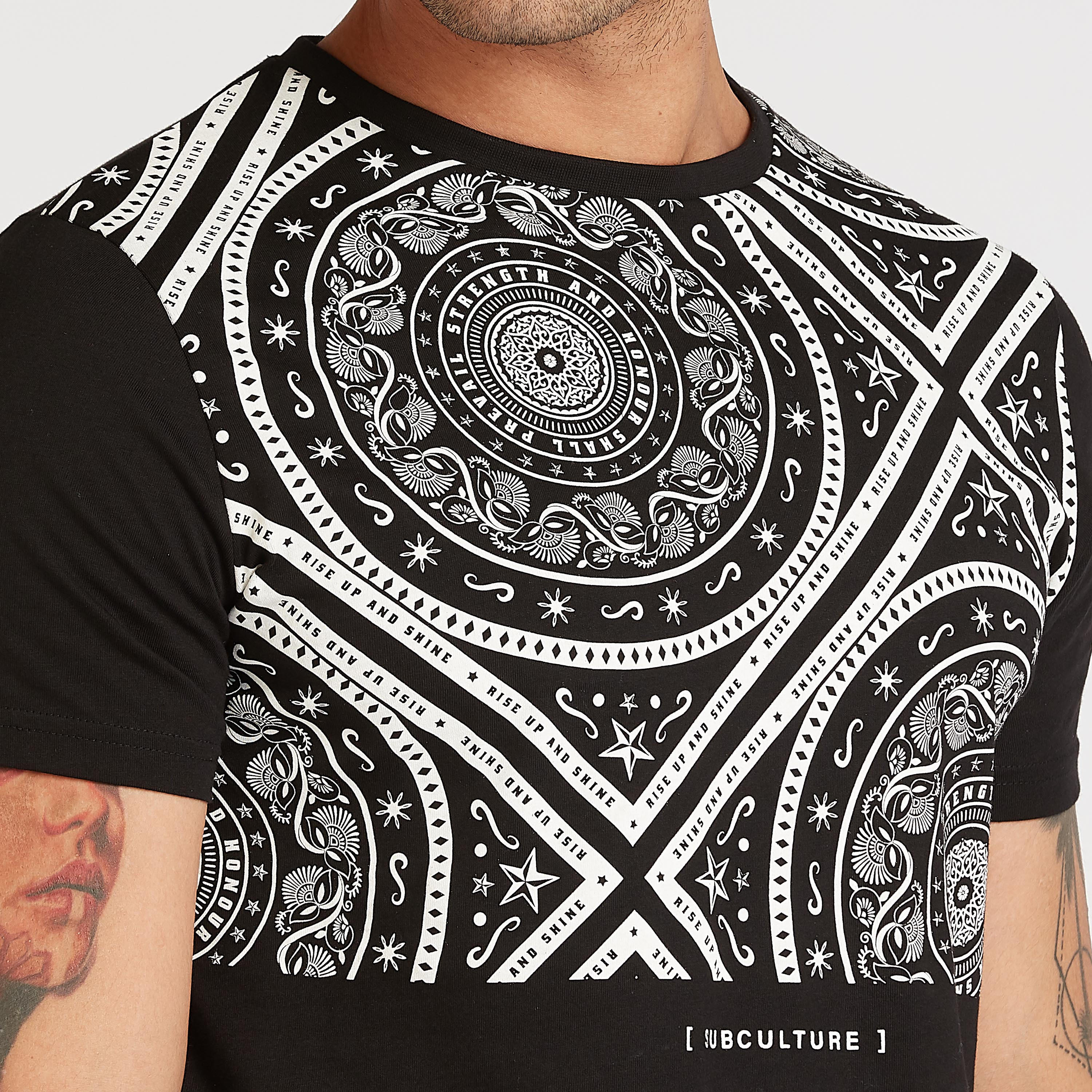 تيشيرت سليم بياقة ضيّقة وأكمام قصيرة وطبعات-men-clothing-tshirtsandpolos-tshirts-image-3