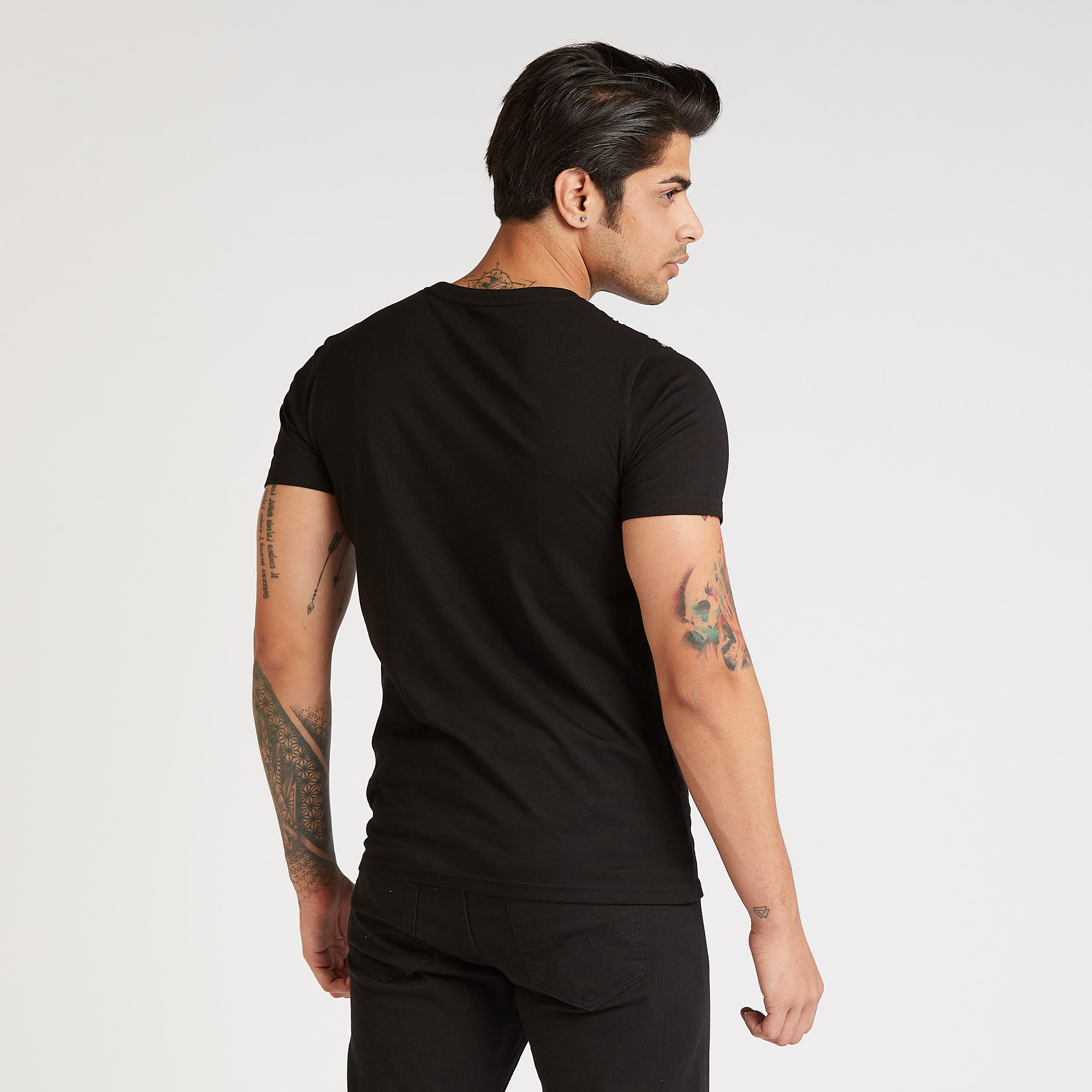 تيشيرت سليم بياقة ضيّقة وأكمام قصيرة وطبعات-men-clothing-tshirtsandpolos-tshirts-image-4