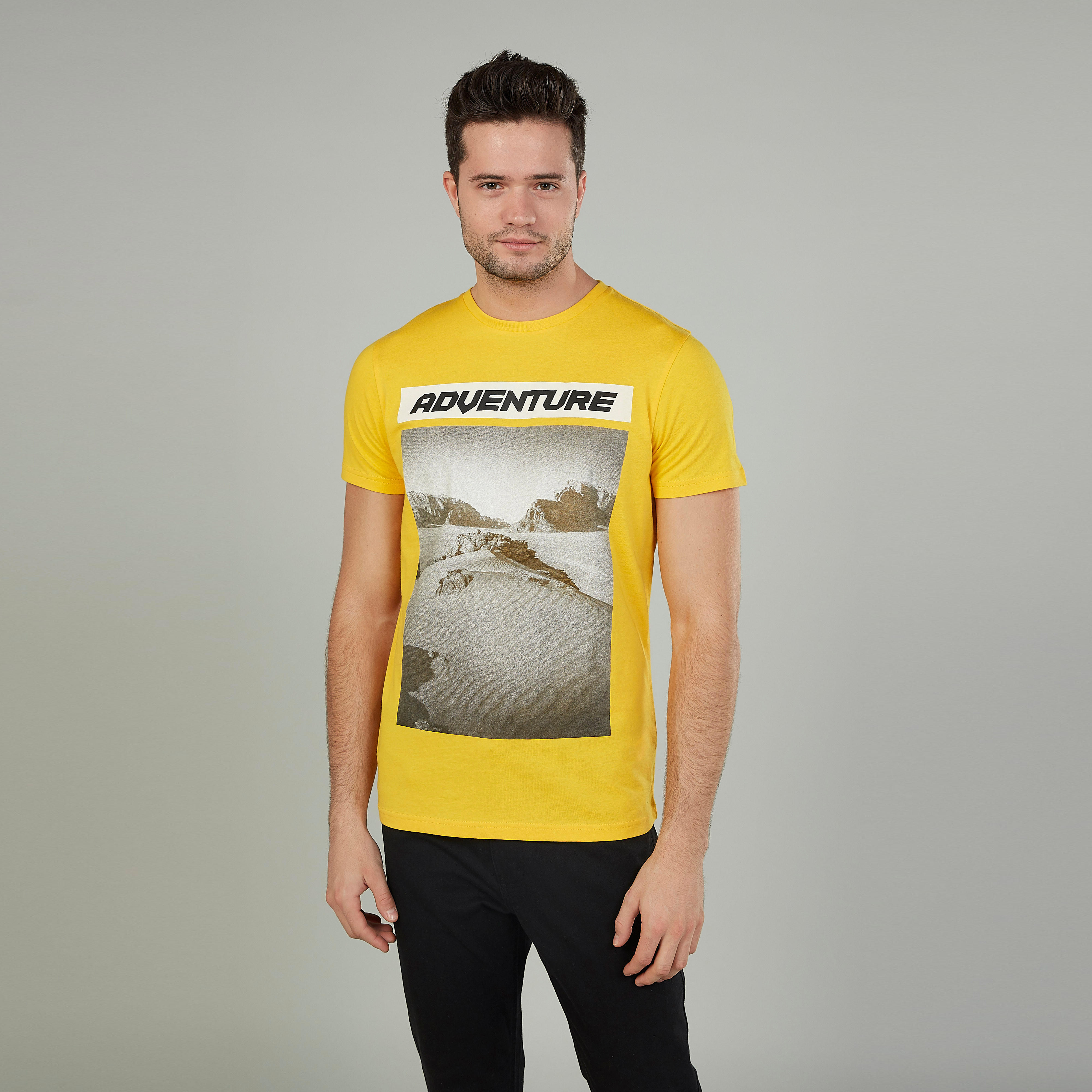 تيشيرت بياقة ضيّقة وأكمام قصيرة وطبعات-men-clothing-tshirtsandpolos-tshirts-image-1