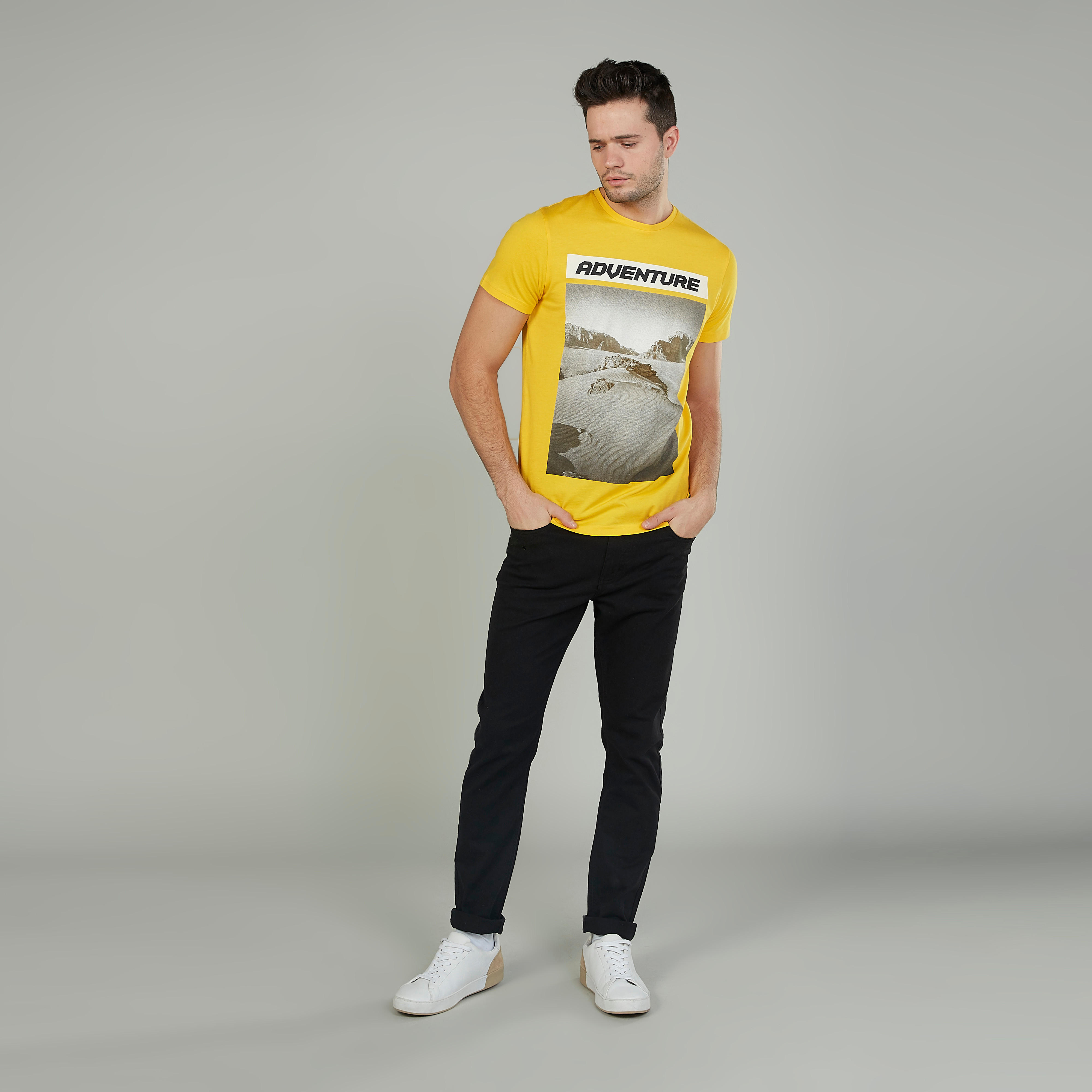 تيشيرت بياقة ضيّقة وأكمام قصيرة وطبعات-men-clothing-tshirtsandpolos-tshirts-image-2