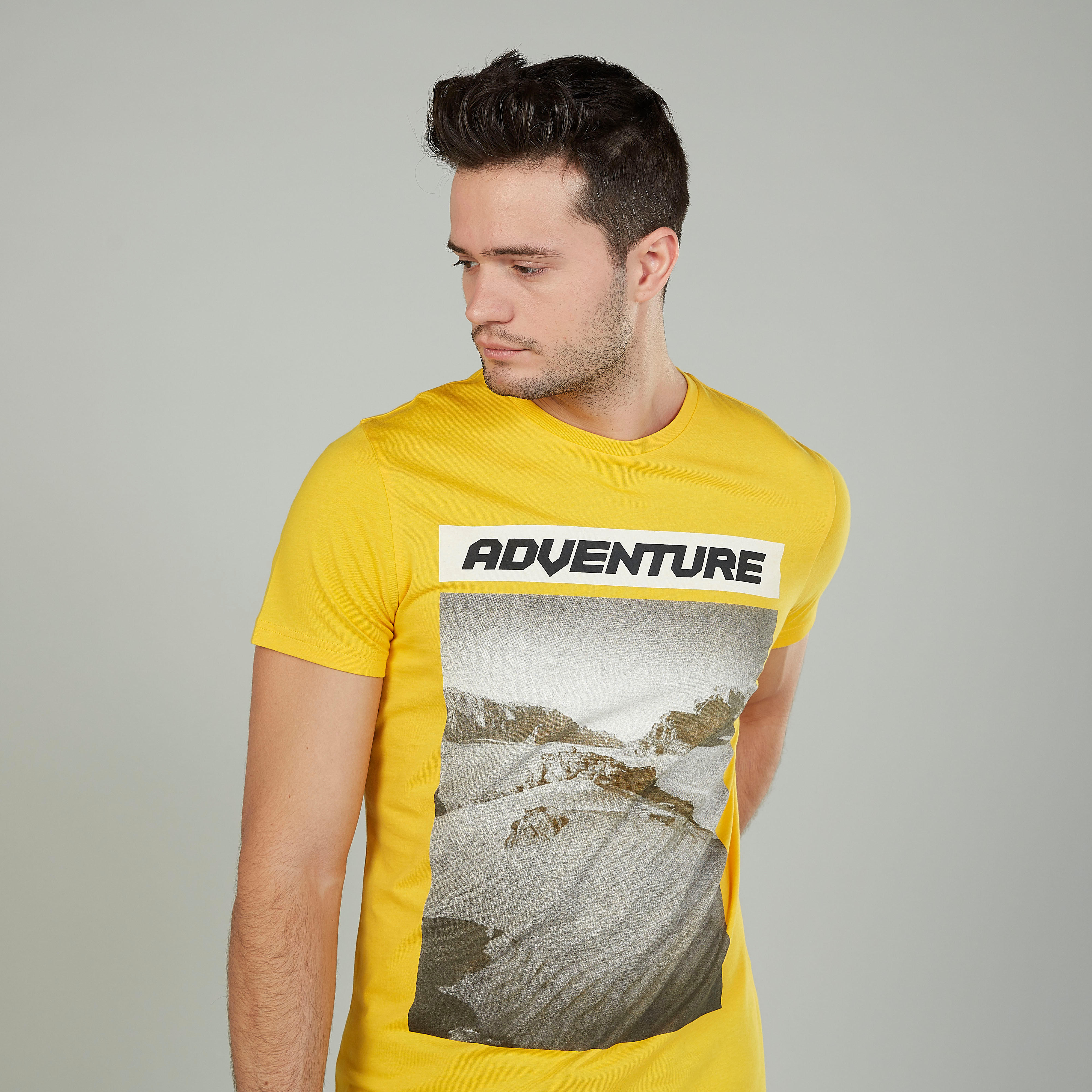 تيشيرت بياقة ضيّقة وأكمام قصيرة وطبعات-men-clothing-tshirtsandpolos-tshirts-image-3
