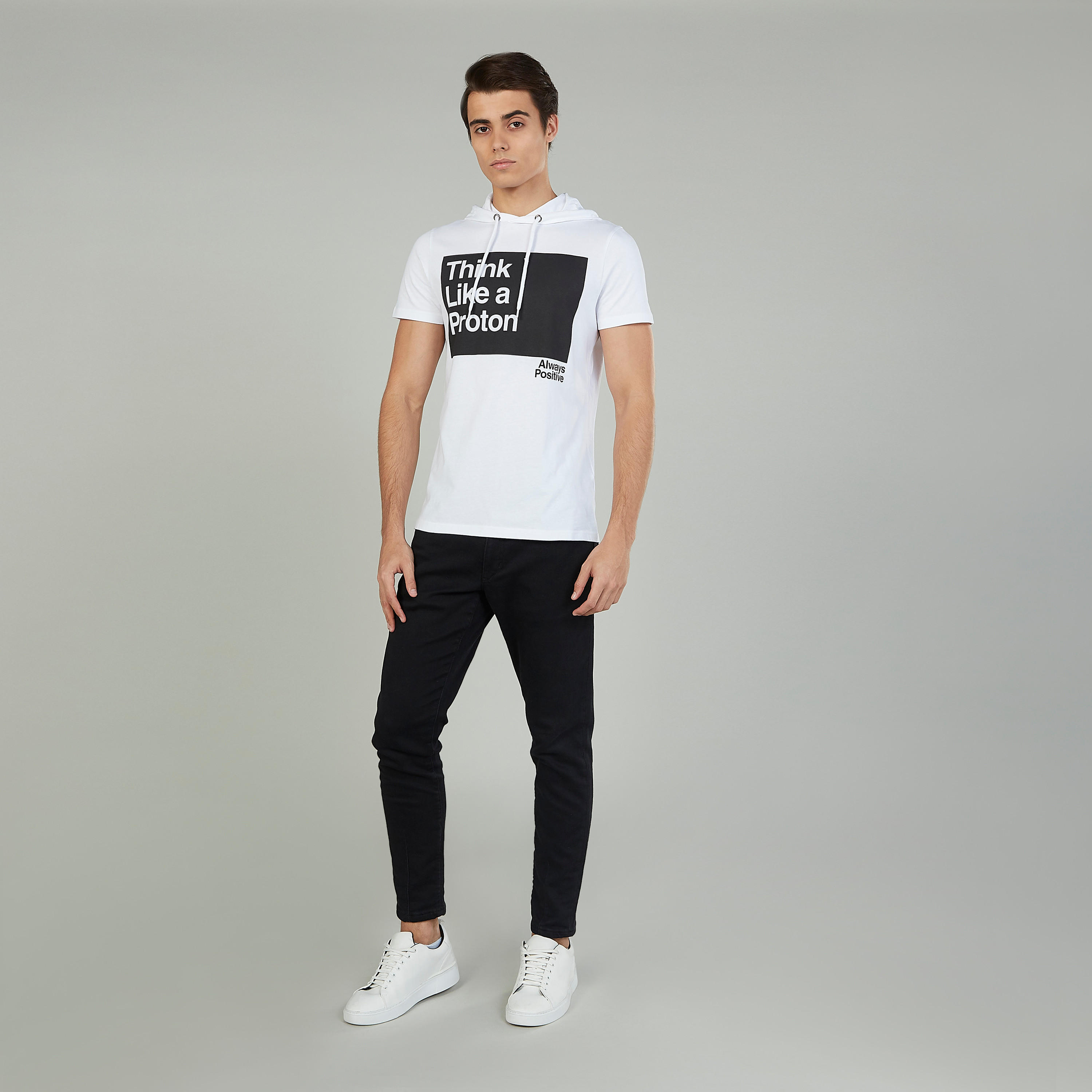 تيشيرت بقبّعة وأكمام قصيرة وطبعات-men-clothing-tshirtsandpolos-tshirts-image-2