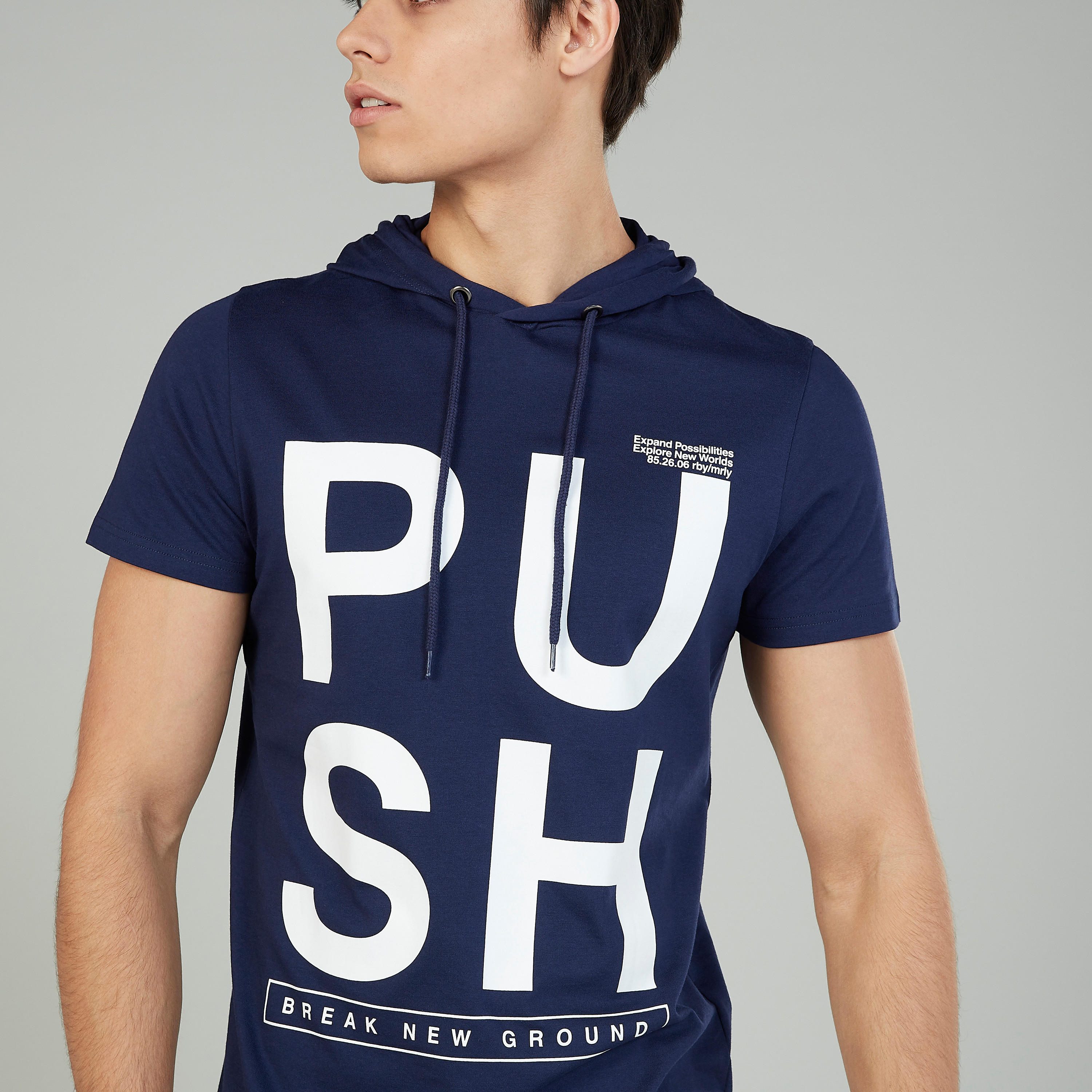 تيشيرت بقبّعة وأكمام قصيرة وطبعات-men-clothing-tshirtsandpolos-tshirts-image-3