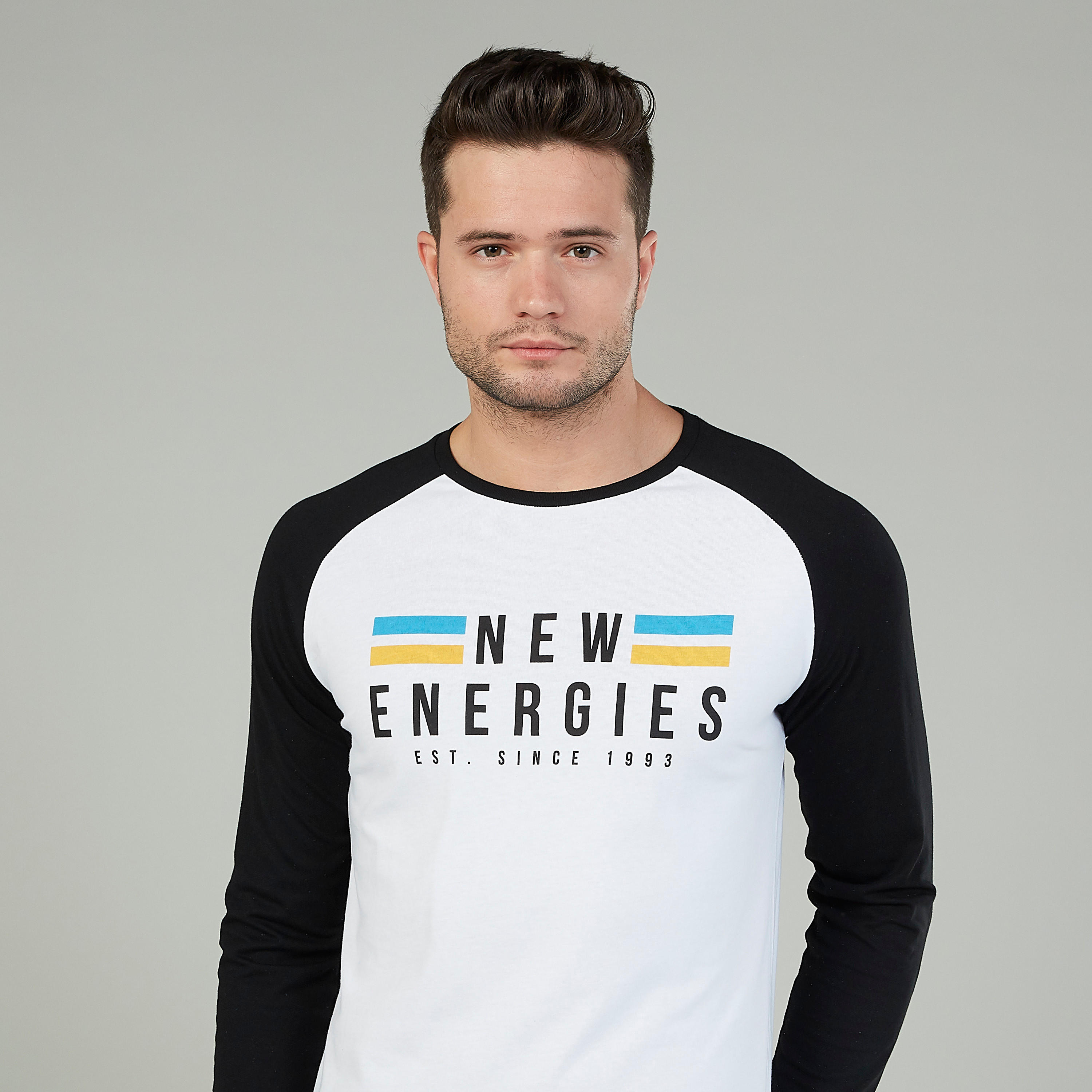 تيشيرت بياقة مستديرة وأكمام طويلة وطبعات-men-clothing-tshirtsandpolos-tshirts-image-3