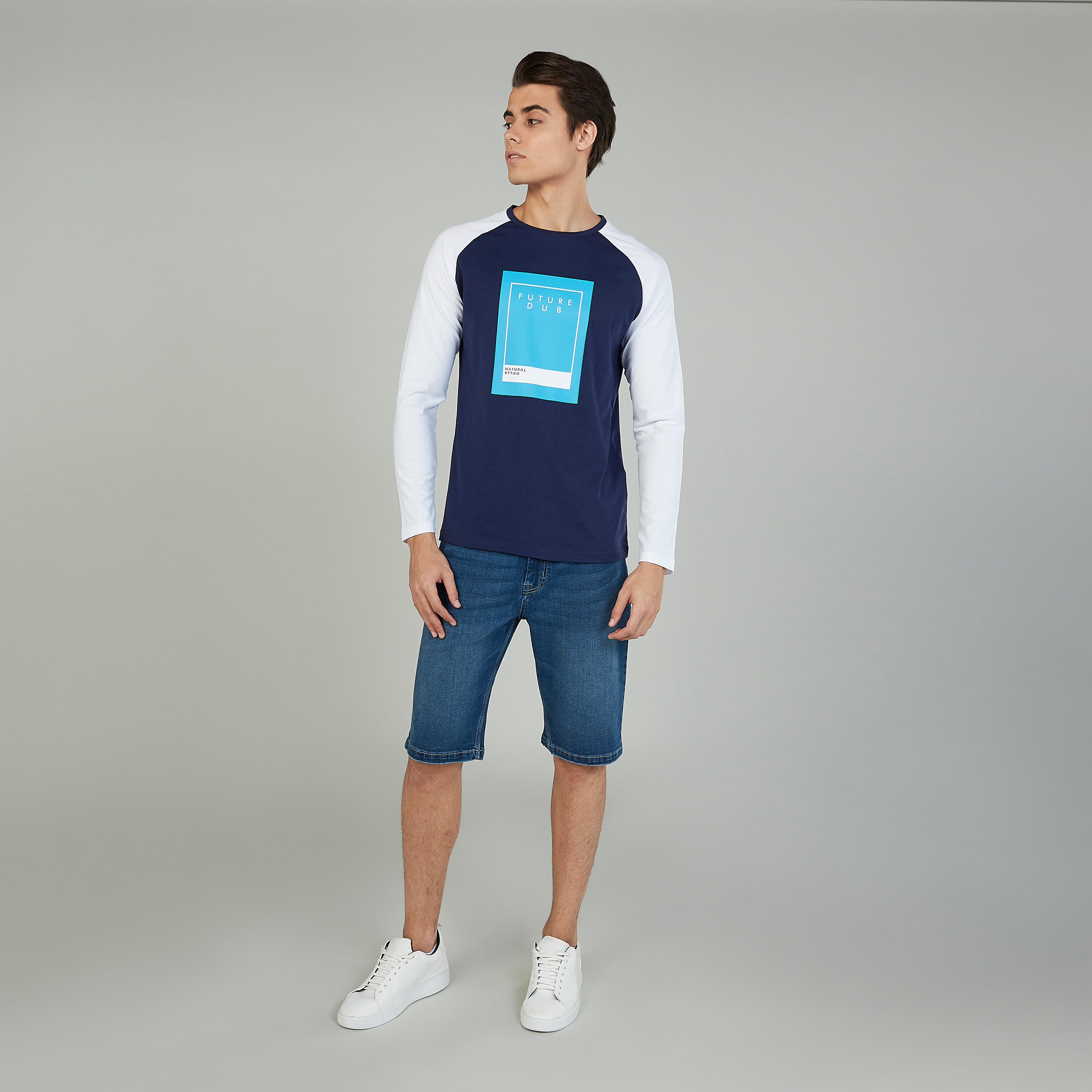 تيشيرت بياقة مستديرة وأكمام مغايرة وطبعات-men-clothing-tshirtsandpolos-tshirts-image-2