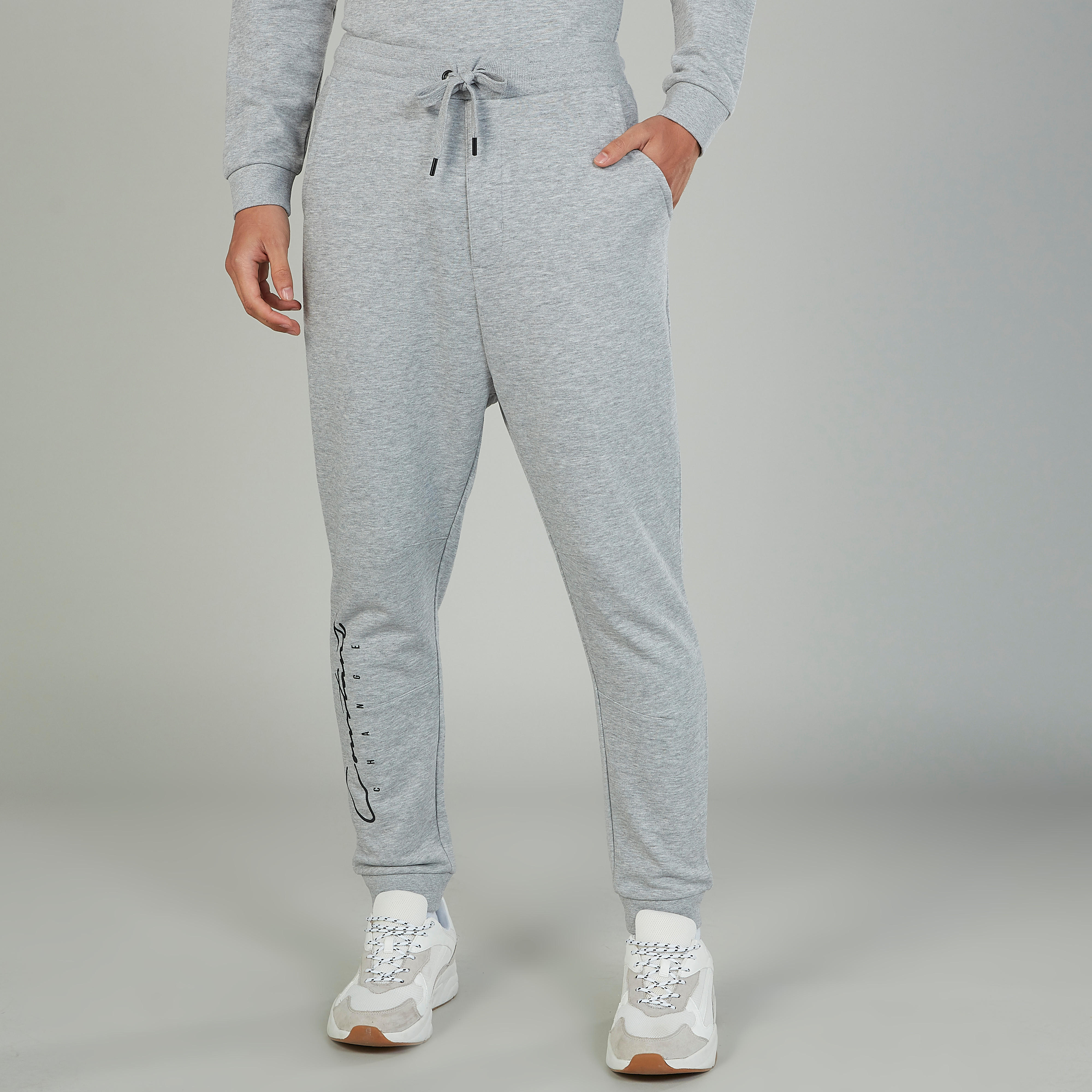 بنطلون رياضي سكيني بخصر متوسط الارتفاع وجيوب وطبعات-men-clothing-bottoms-joggers-image-1
