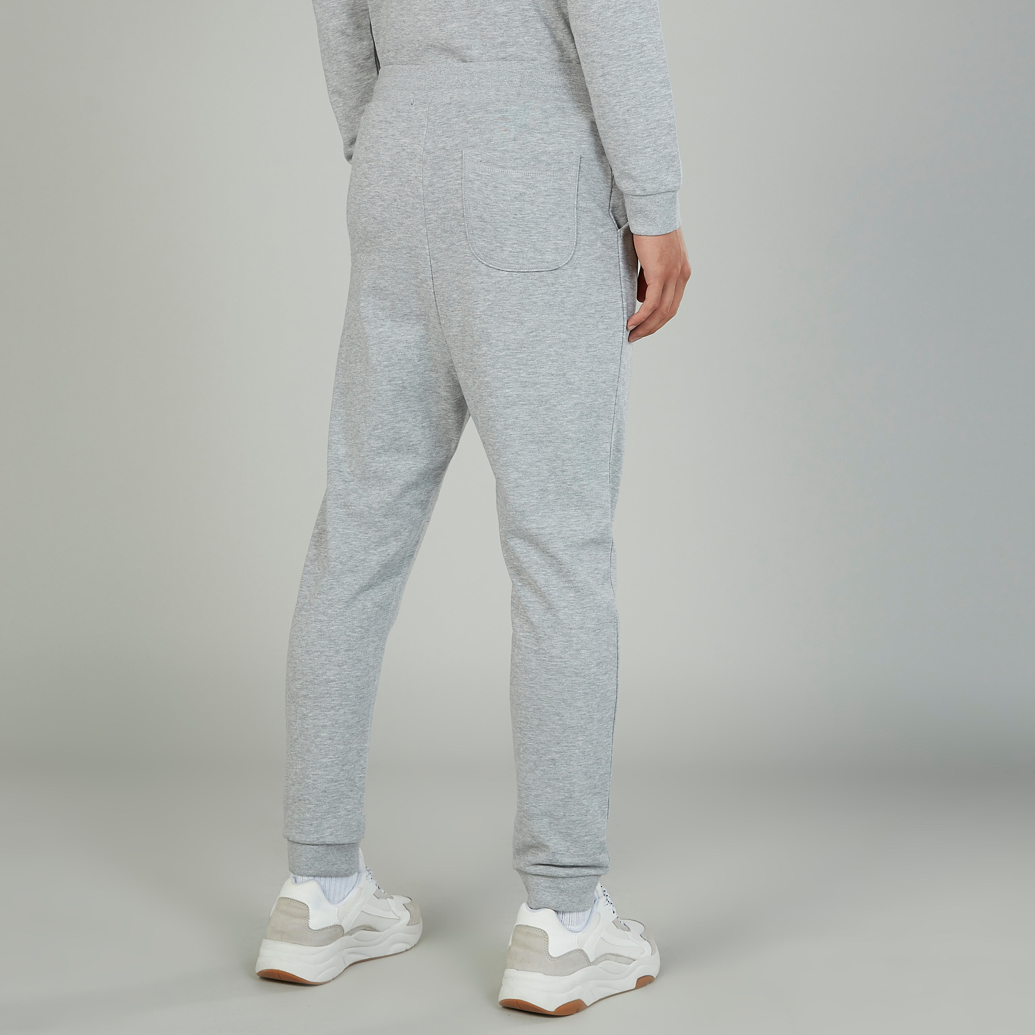 بنطلون رياضي سكيني بخصر متوسط الارتفاع وجيوب وطبعات-men-clothing-bottoms-joggers-image-4