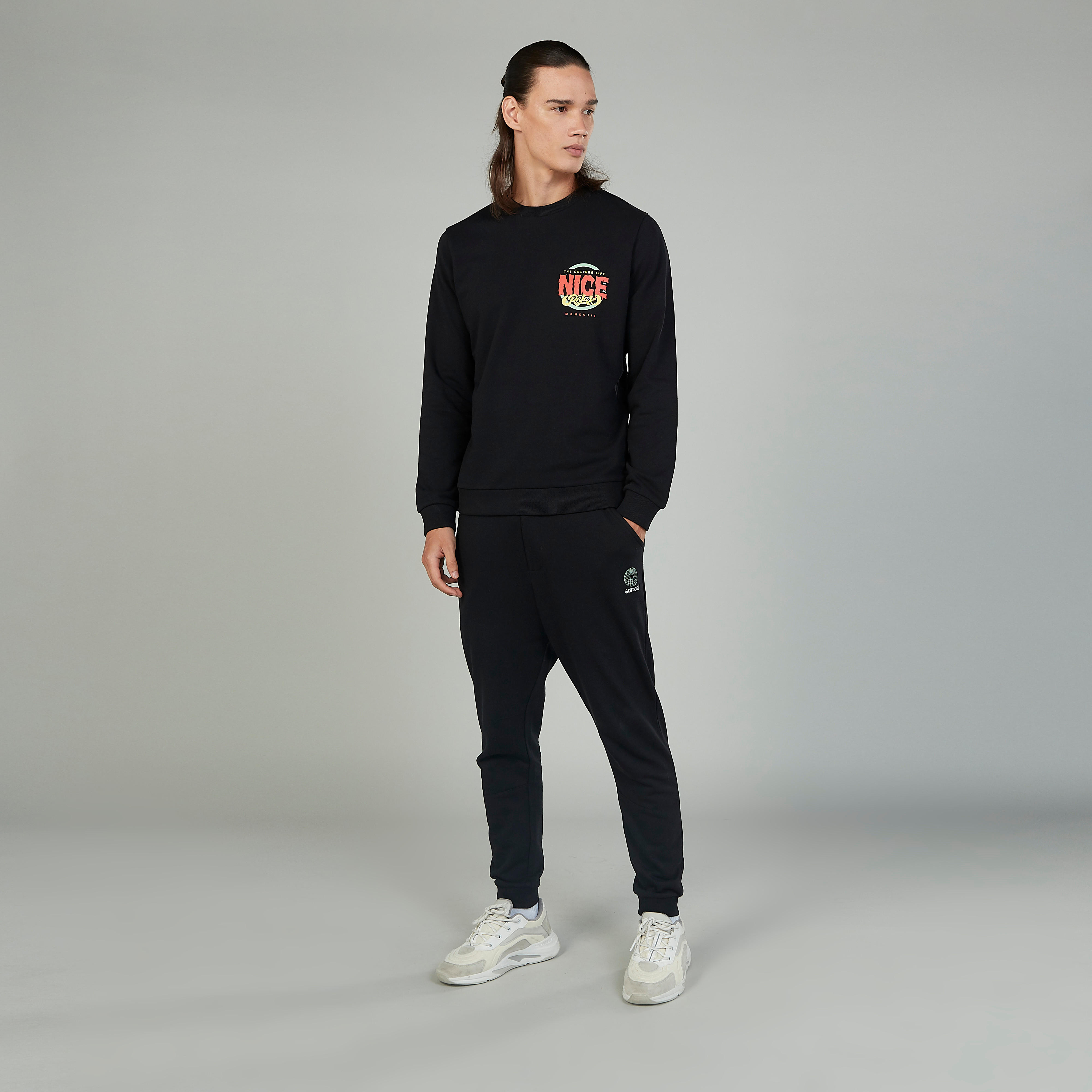 بنطلون رياضي سكيني بخصر متوسط الارتفاع وجيوب وطبعات-men-clothing-bottoms-joggers-image-2