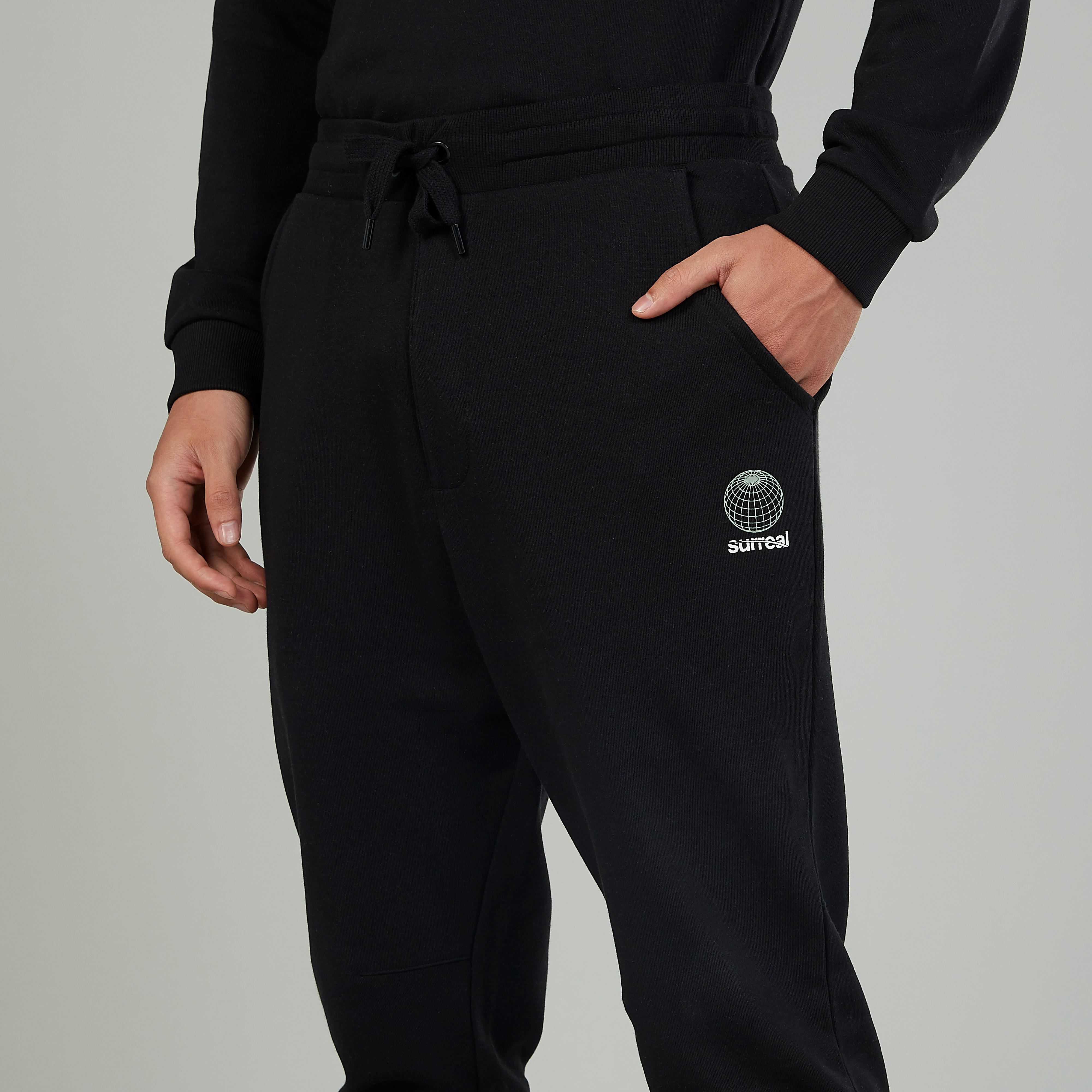بنطلون رياضي سكيني بخصر متوسط الارتفاع وجيوب وطبعات-men-clothing-bottoms-joggers-image-3