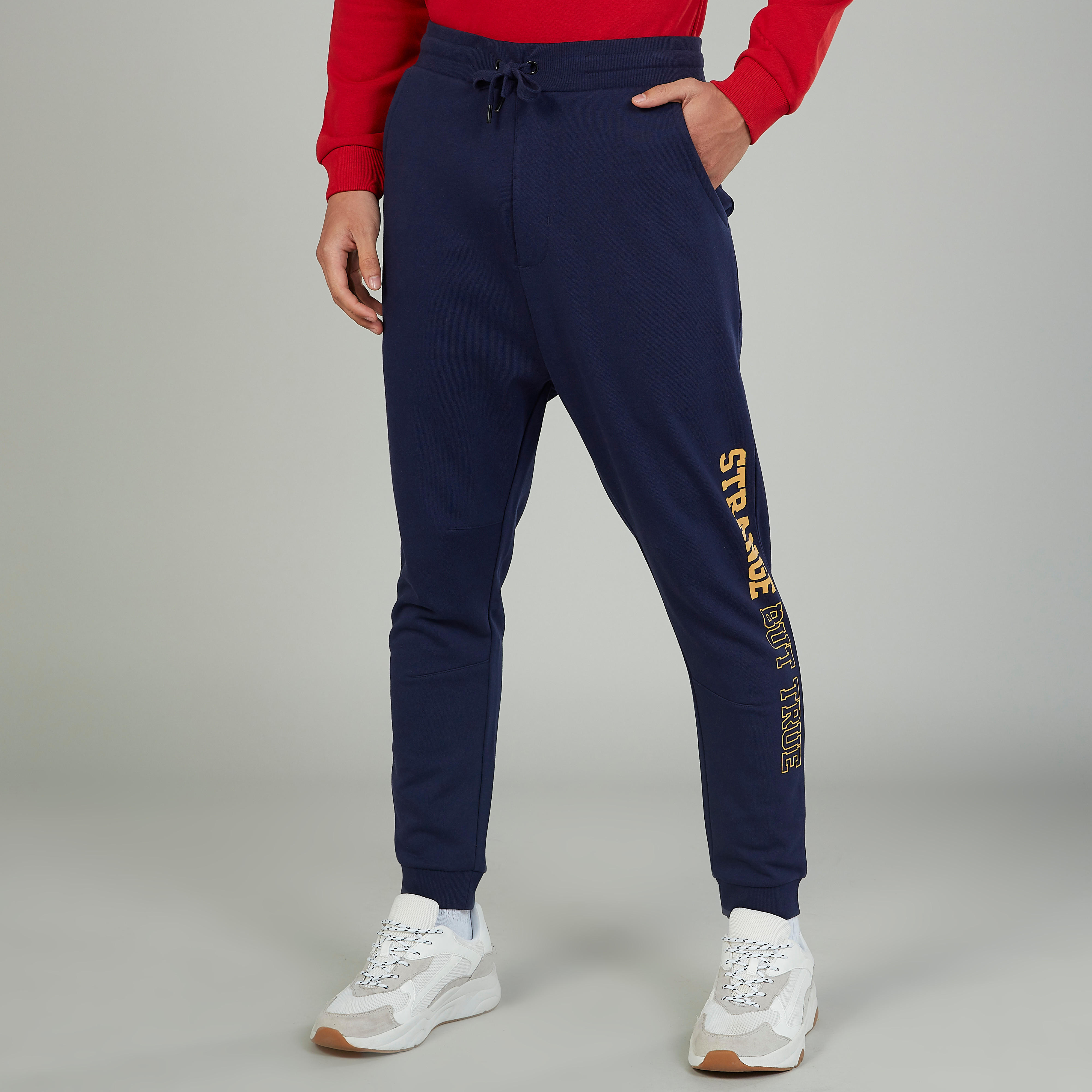بنطلون رياضي سكيني بخصر متوسط الارتفاع وجيوب وطبعات-men-clothing-bottoms-joggers-image-1