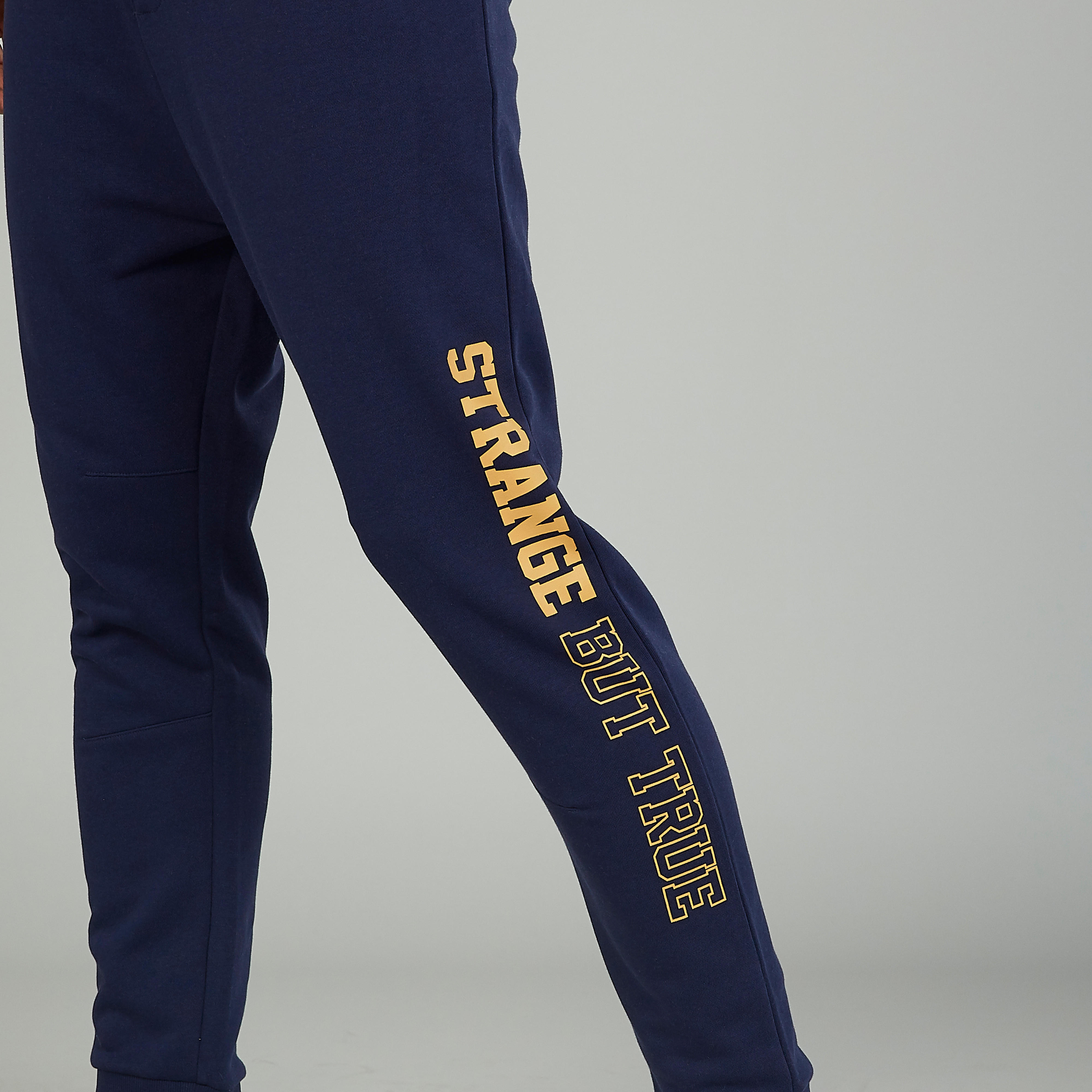بنطلون رياضي سكيني بخصر متوسط الارتفاع وجيوب وطبعات-men-clothing-bottoms-joggers-image-3