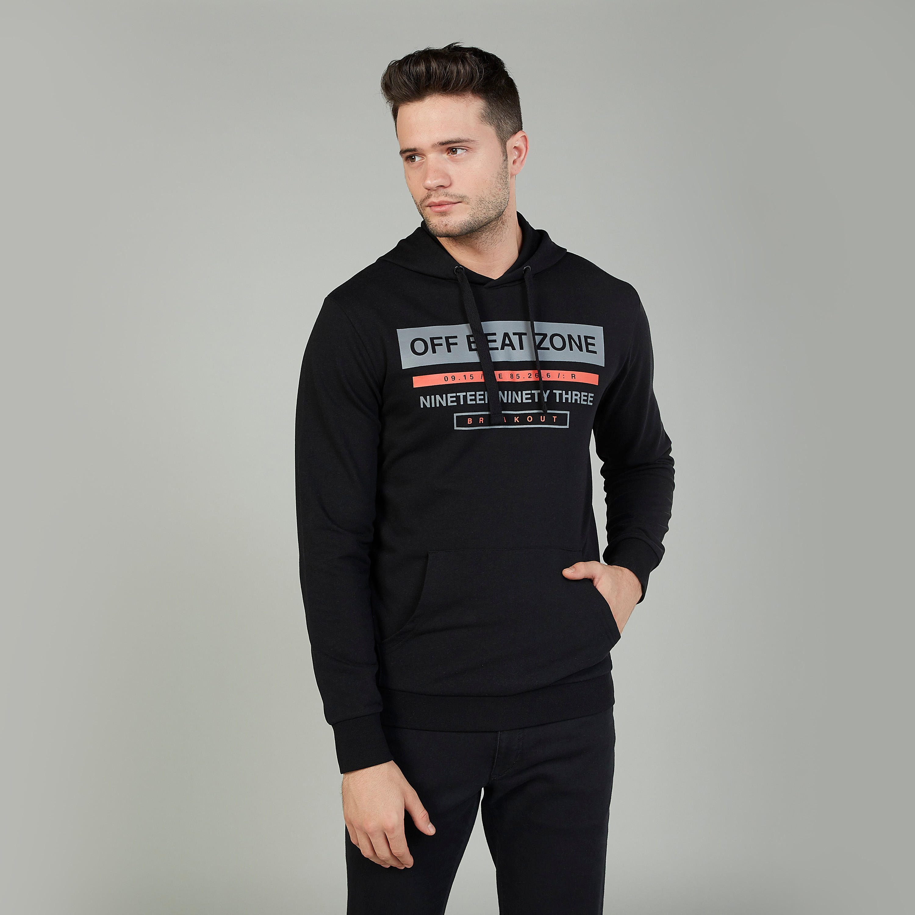 هودي بأكمام طويلة وجيوب كنغر وطبعات-men-winterwear-hoodiesandsweatshirts-image-1