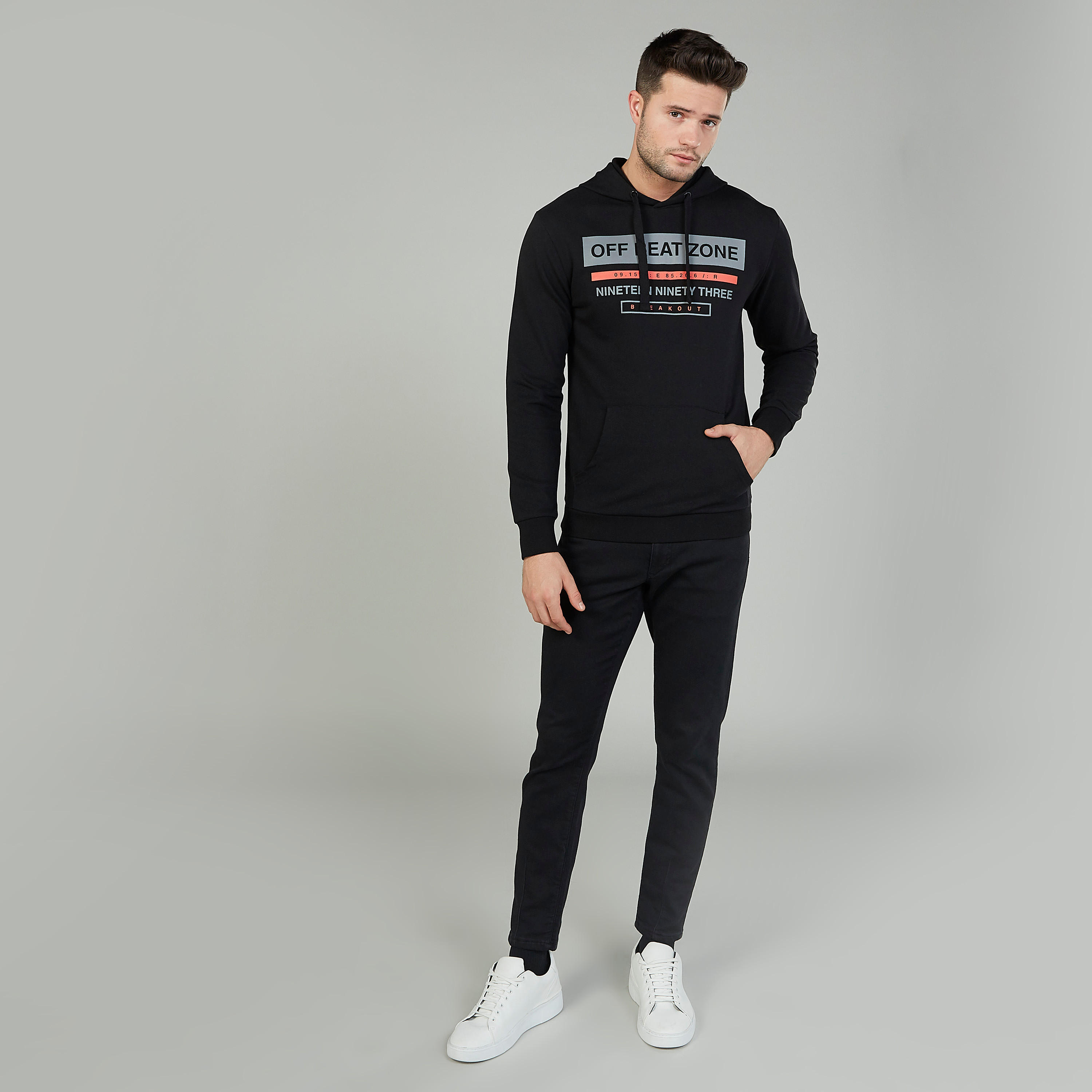 هودي بأكمام طويلة وجيوب كنغر وطبعات-men-winterwear-hoodiesandsweatshirts-image-2