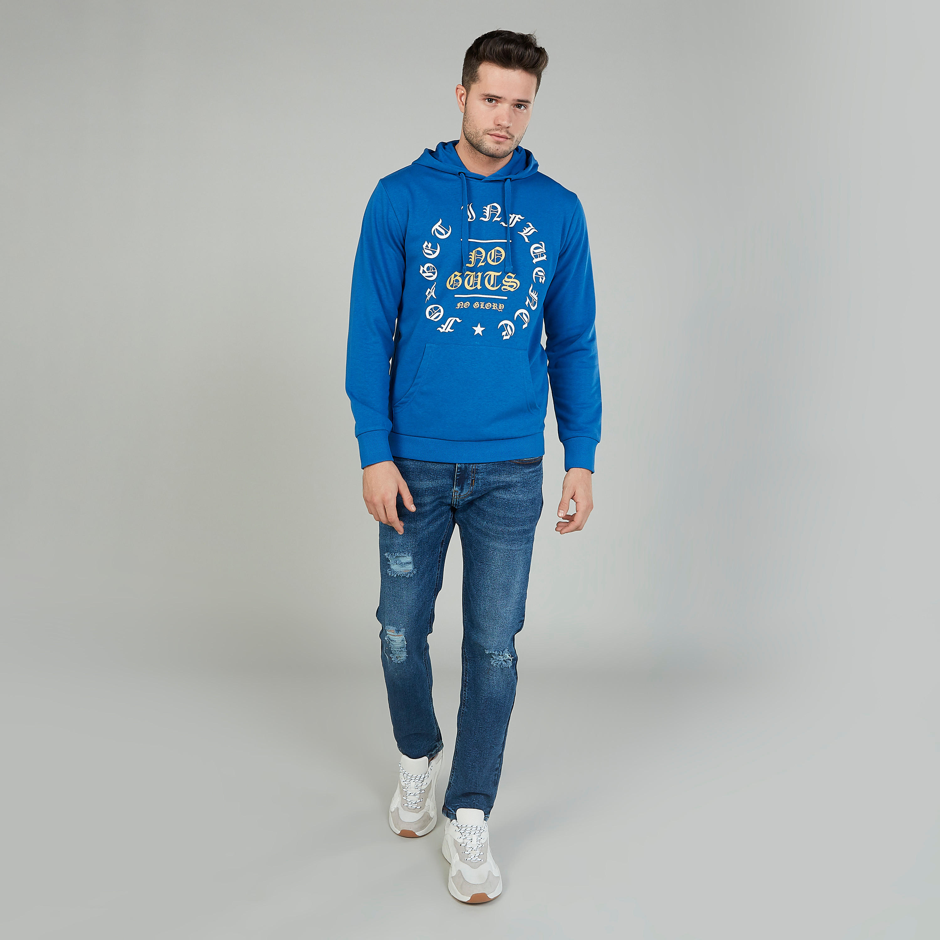 هودي بأكمام طويلة وجيوب كنغر وطبعات-men-winterwear-hoodiesandsweatshirts-image-2