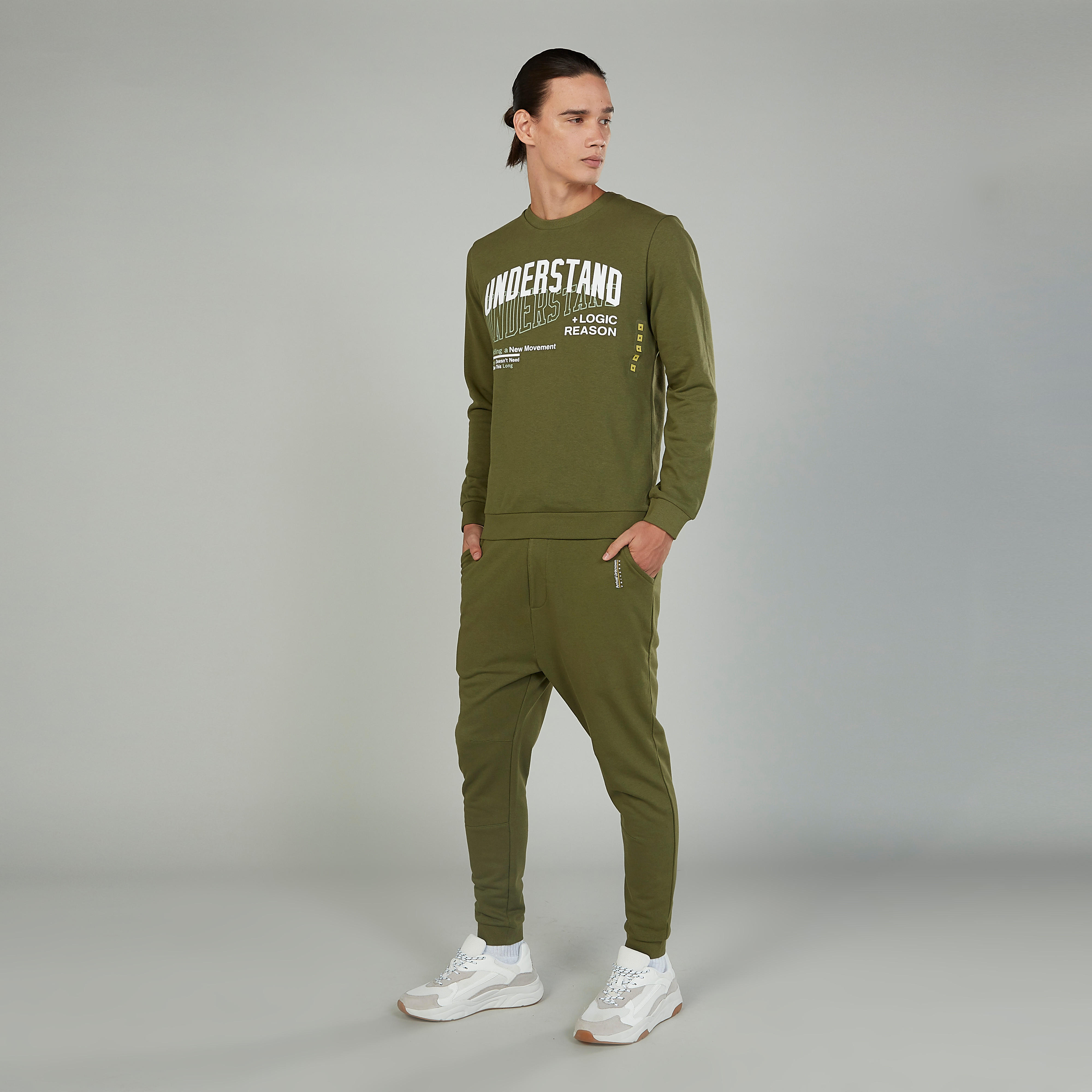 سويت شيرت بياقة ضيقة وأكمام طويلة وطبعات-men-winterwear-hoodiesandsweatshirts-image-2