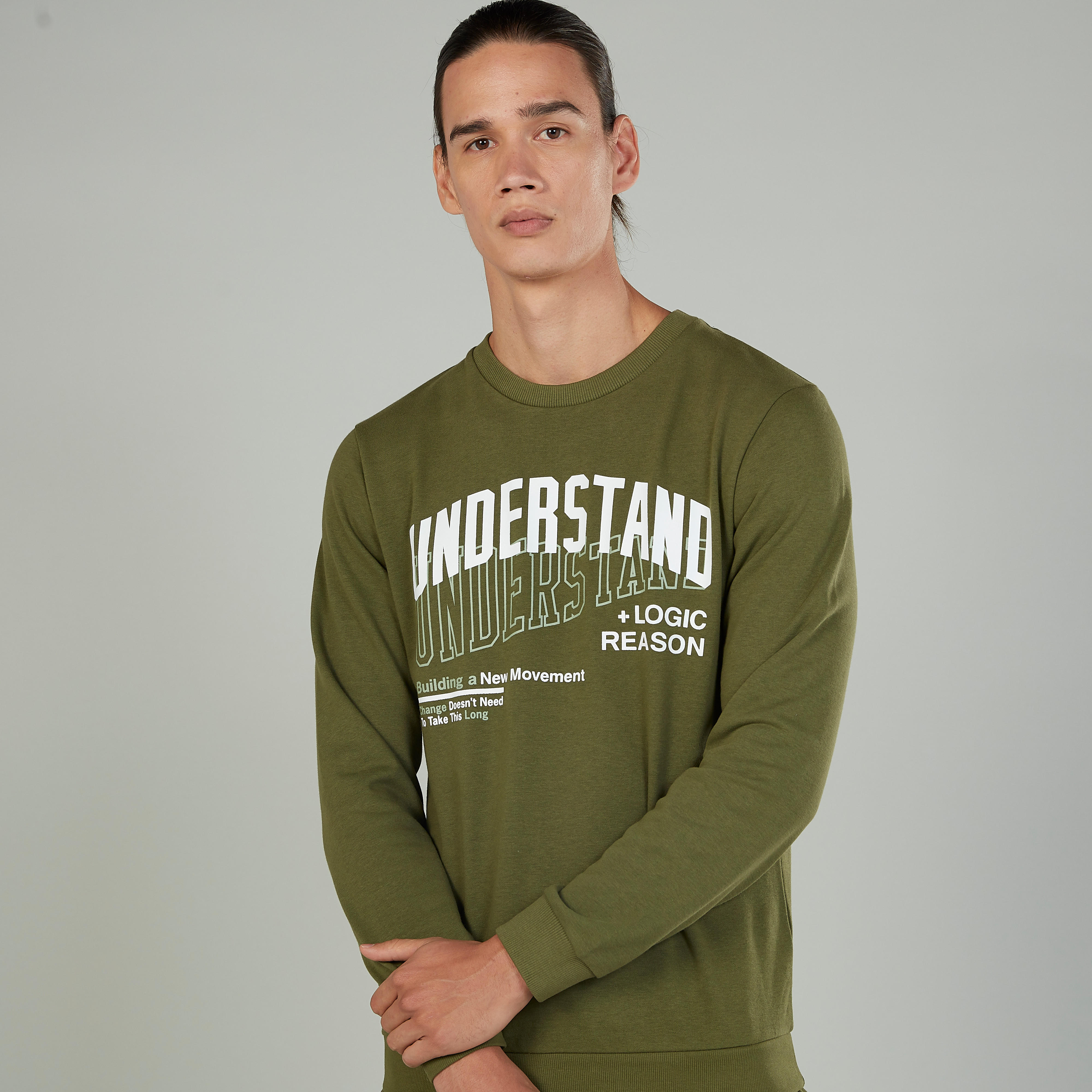 سويت شيرت بياقة ضيقة وأكمام طويلة وطبعات-men-winterwear-hoodiesandsweatshirts-image-3